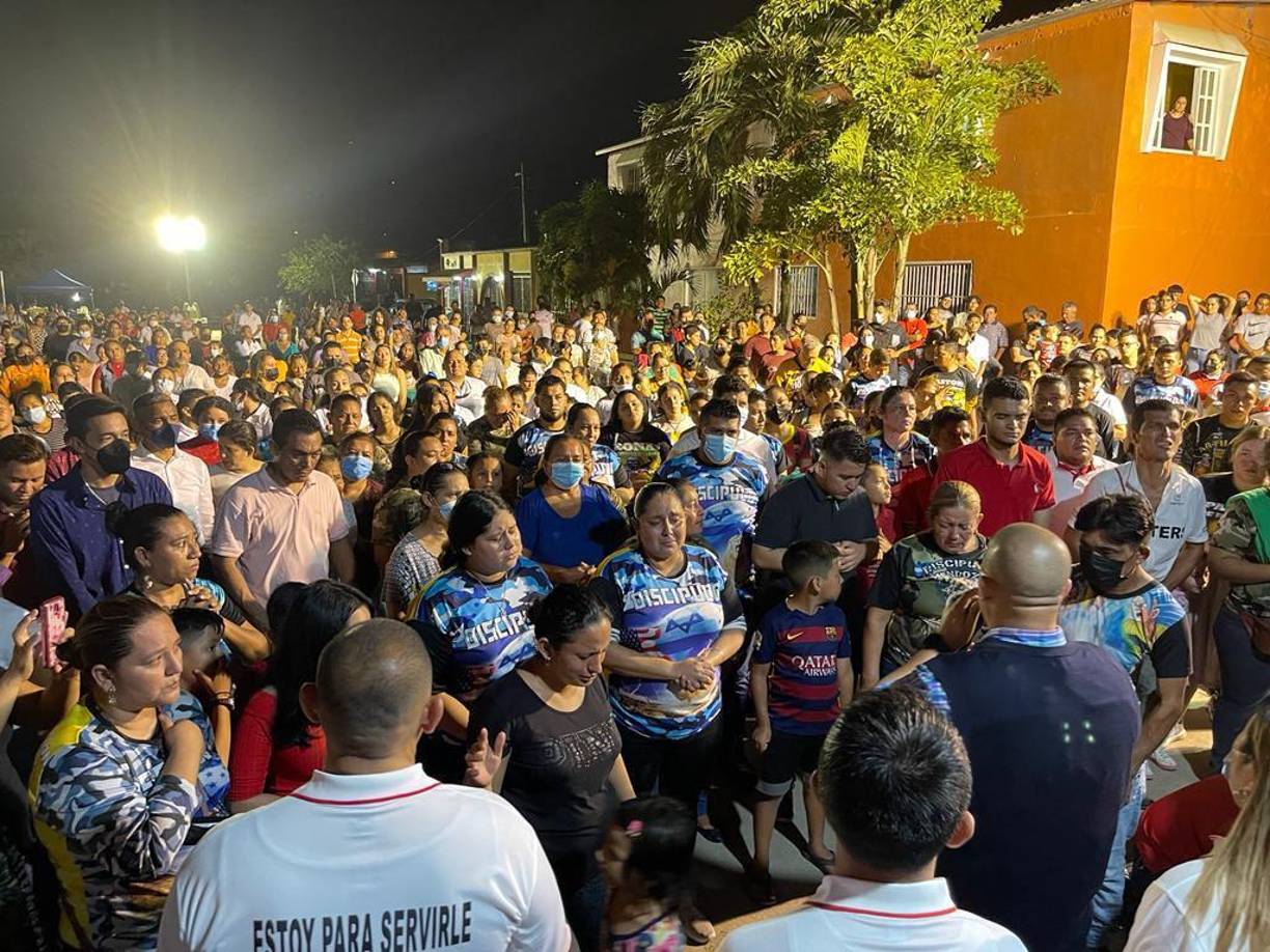 “Hace dos semanas la colonia fue el epicentro de noticias cargadas de violencia, pero se vino lo que nadie esperaba: una visita de Dios a un sector que ha estado sumergido por la violencia. Y el instrumento que usó Dios fue el pastor Delgado, un hombre que a través de su testimonio impactó la vida de los que lo escucharon”, opinó.