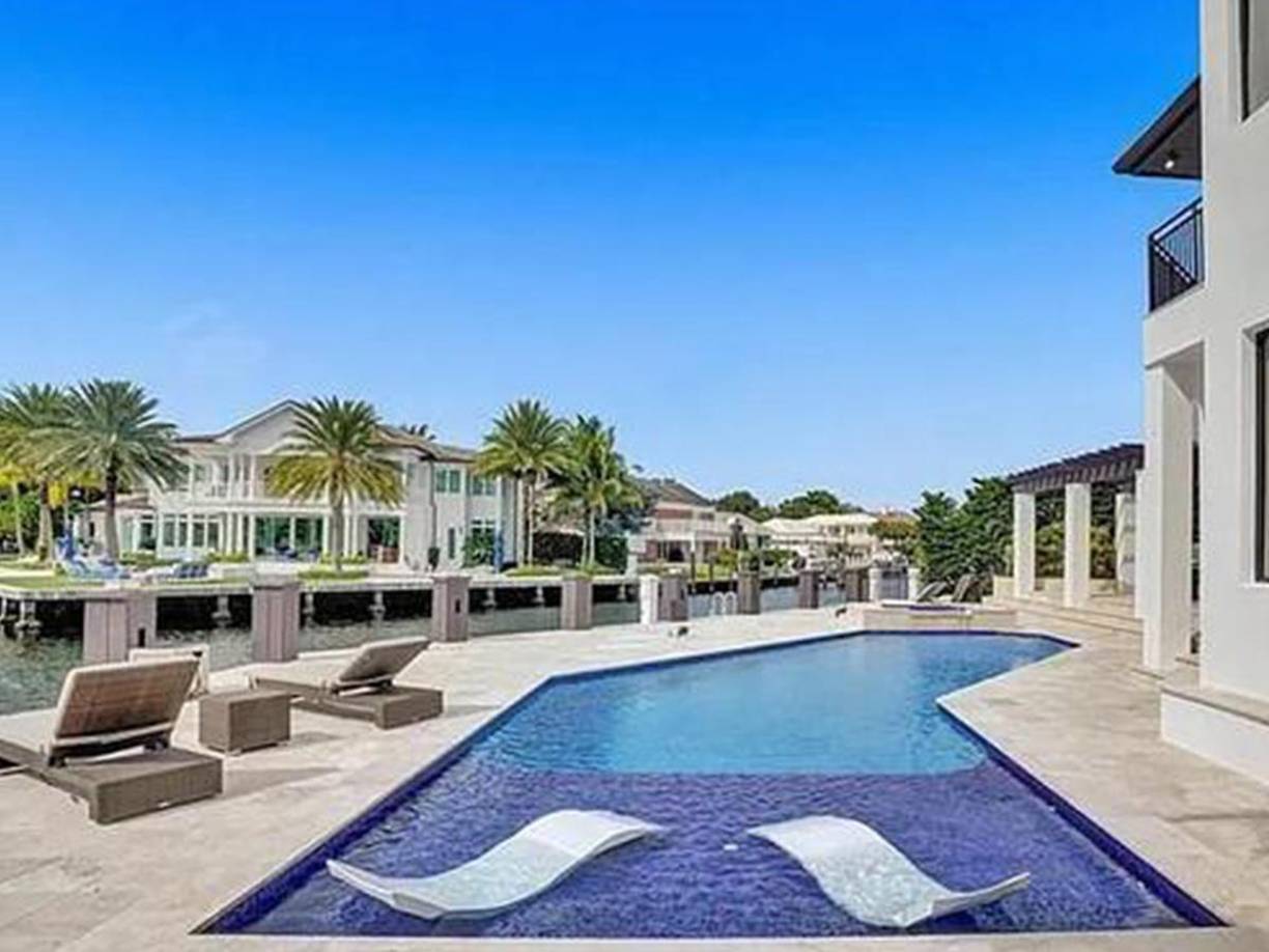 Otras comodidades:<b> posee 9.5 baños y garage para tres automóviles.</b>