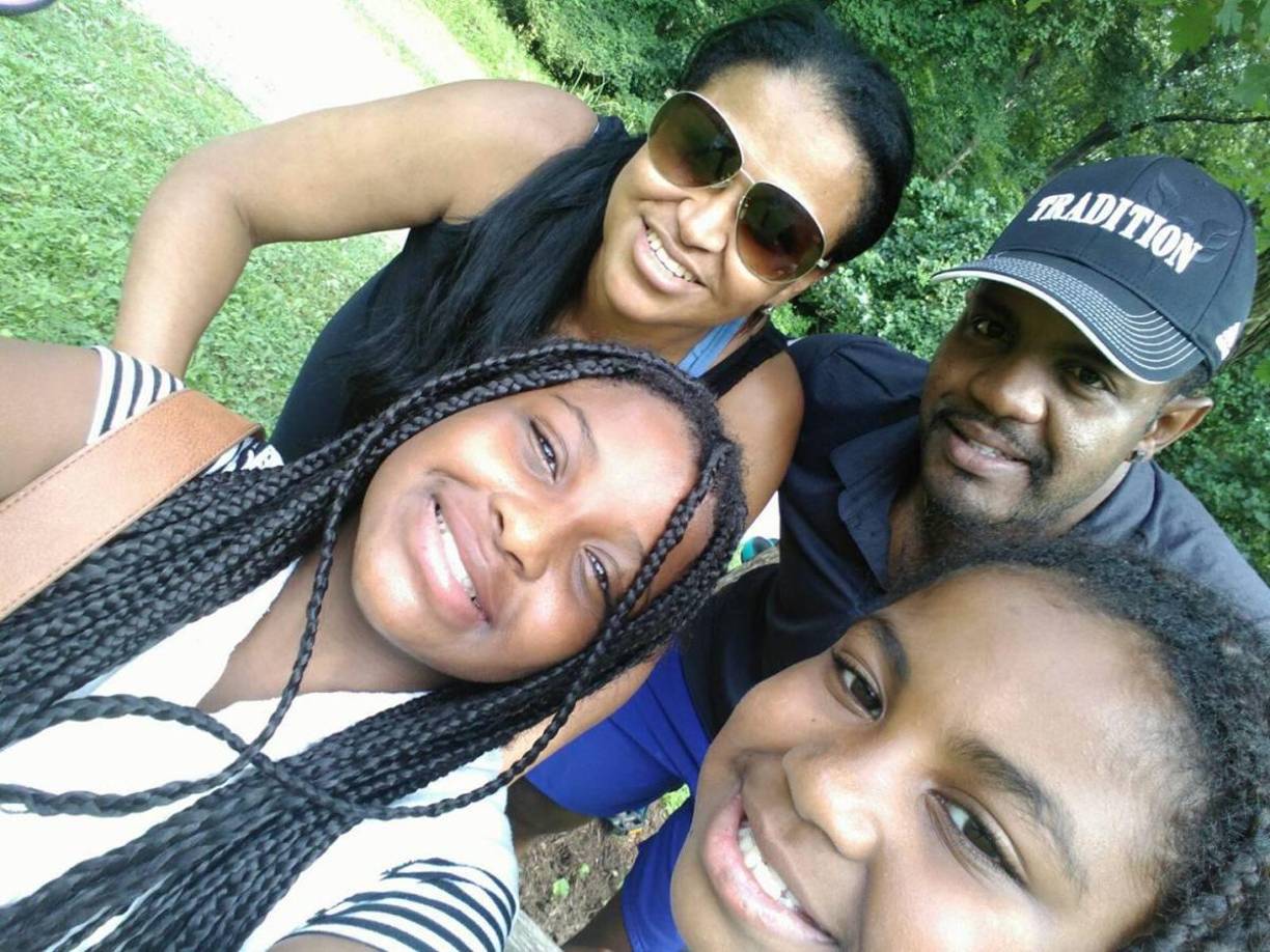 Luciano Emilio está casado con Elenice De Barros, además de vivir junto a sus hijas.