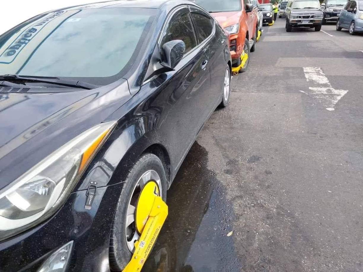 Tal y como se había anunciado, desde hoy, viernes 7 de julio de 2023, en San Pedro Sula se comenzaron a usar “chachas” en las llantas de los vehículos mal estacionados en la ciudad y algunos conductores que no siguieron las instrucciones dadas por la <b>Alcaldía Municipal</b> fueron los primeros en “estrenarlas”. 