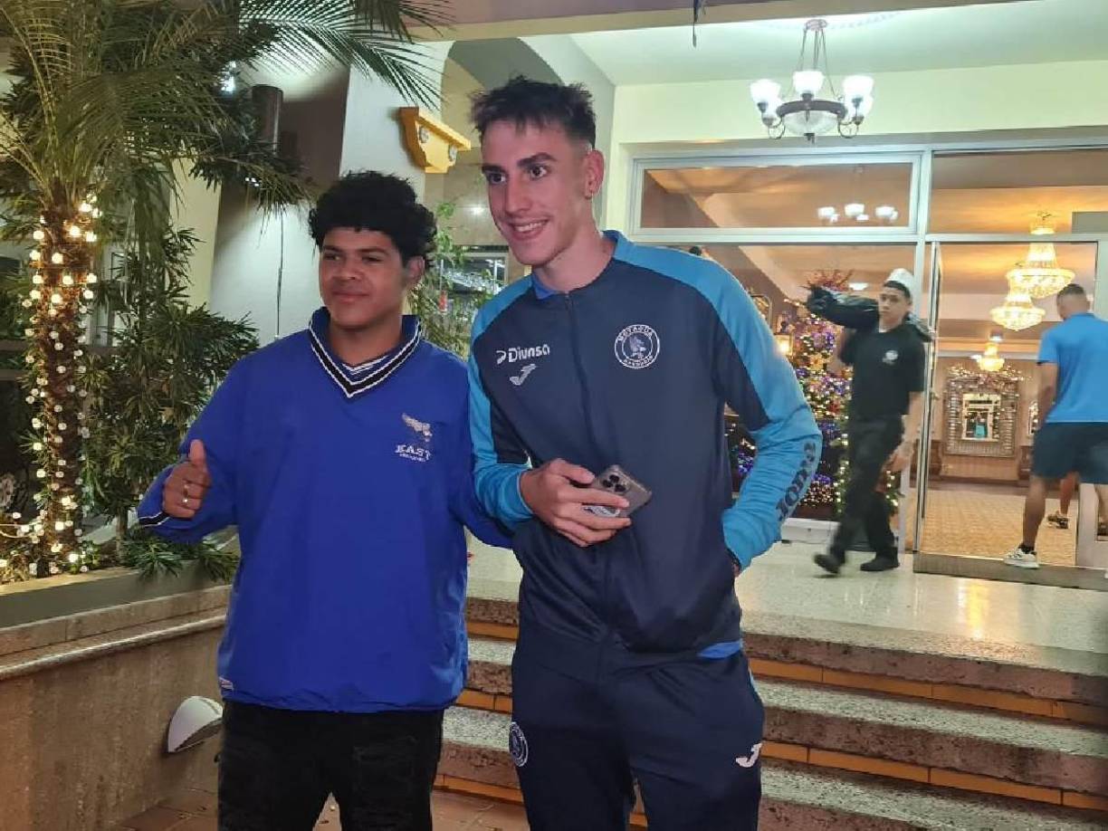 Del mismo, Rodrigo Auzmendi, delantero que está causando revuelo en redes por su posible salida del Motagua y sobre su relación con presentadora hondureña.