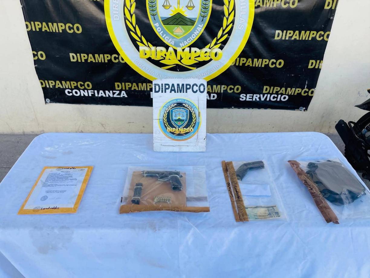 Al momento de la captura de ambos, los agentes incautaron dinero en efectivo producto de las extorsiones.