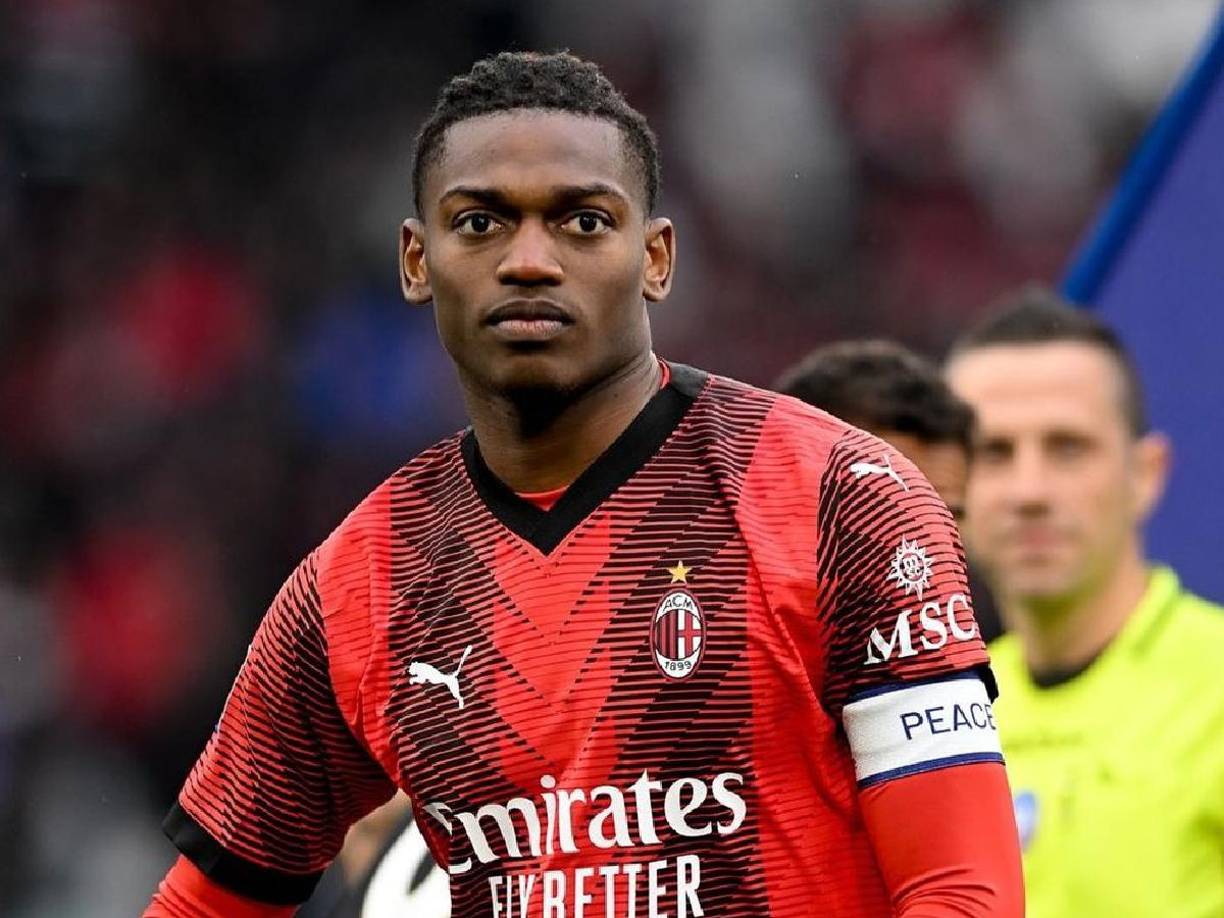 El AC Milan pide en torno a 90 millones de euros por el traspaso del Rafael Leao no aceptaron incluir jugadores en la negociación con el Barcelona. El CEO dejo en claro que Leao no abandonará el club en este mercado: “No se irá en este verano. ¿Al Barça? No hay opción. No se va, 100%”.