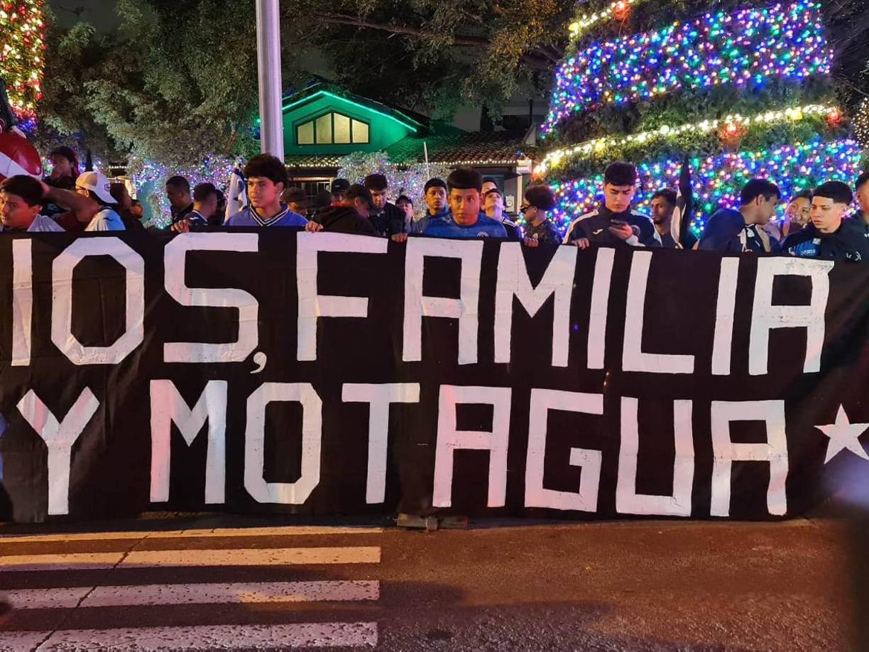 Los Revolucionarios hicieron una corta caminata con el objetivo de que la delegación del Motagua saliera a alentar a horas de la batalla final ante Olimpia.