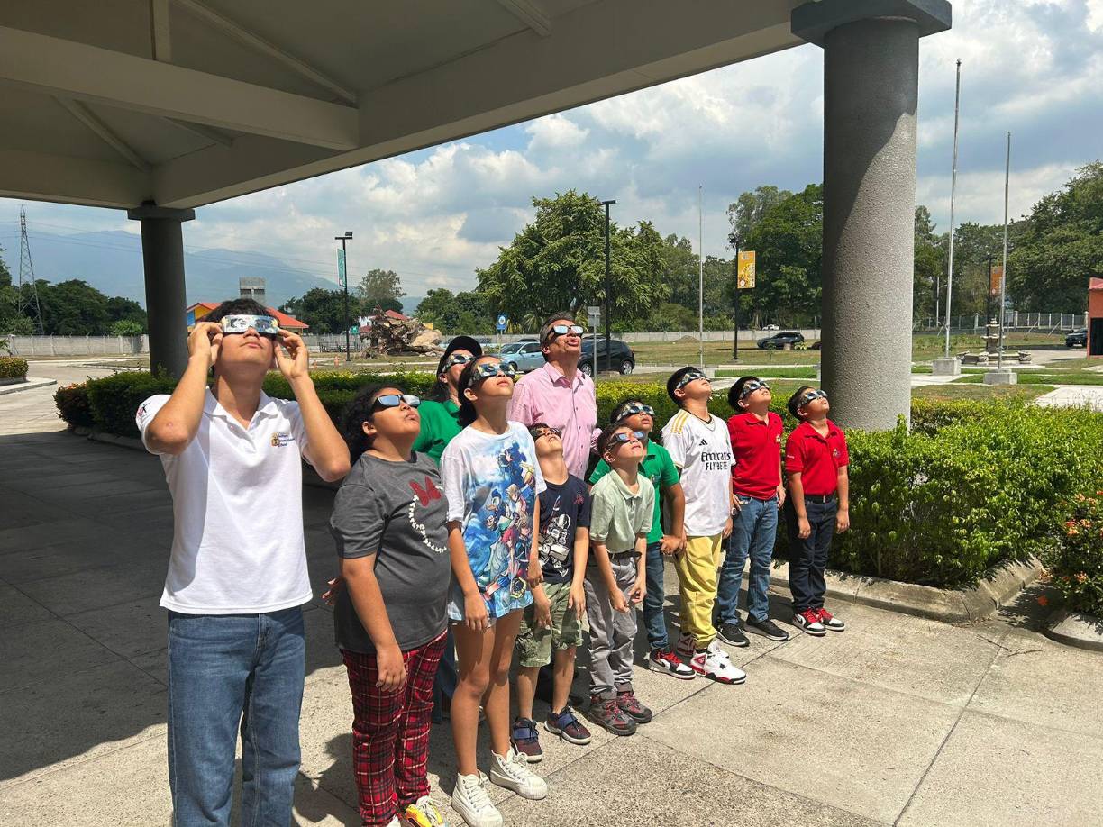Los alumnos de la escuela Western International School de San Pedro Sula se dieron cita para observar el eclipse.
