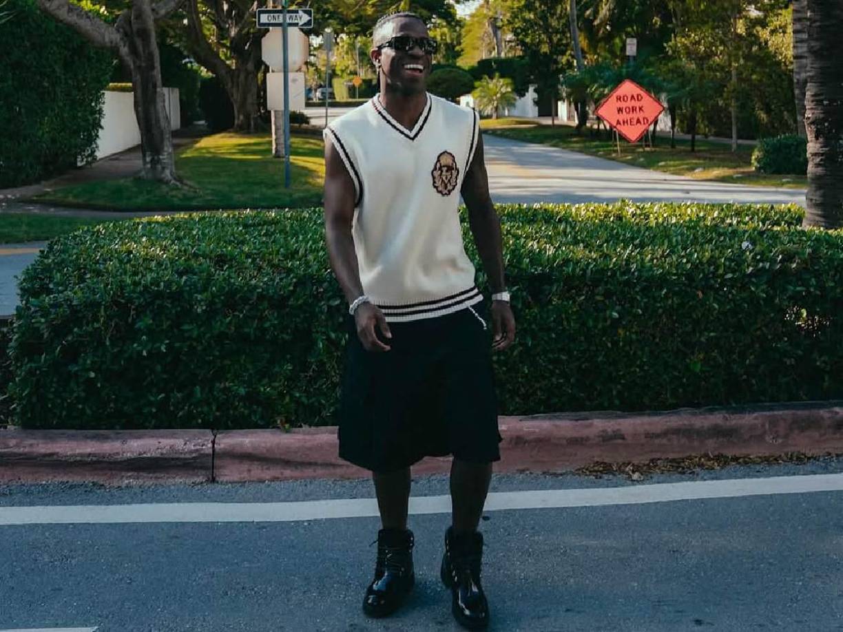 Además, agitó las redes sociales al mostrarse con su nueva apariencia y posar por las calles de Miami, una de sus escalas en Estados Unidos para pasar la Navidad.