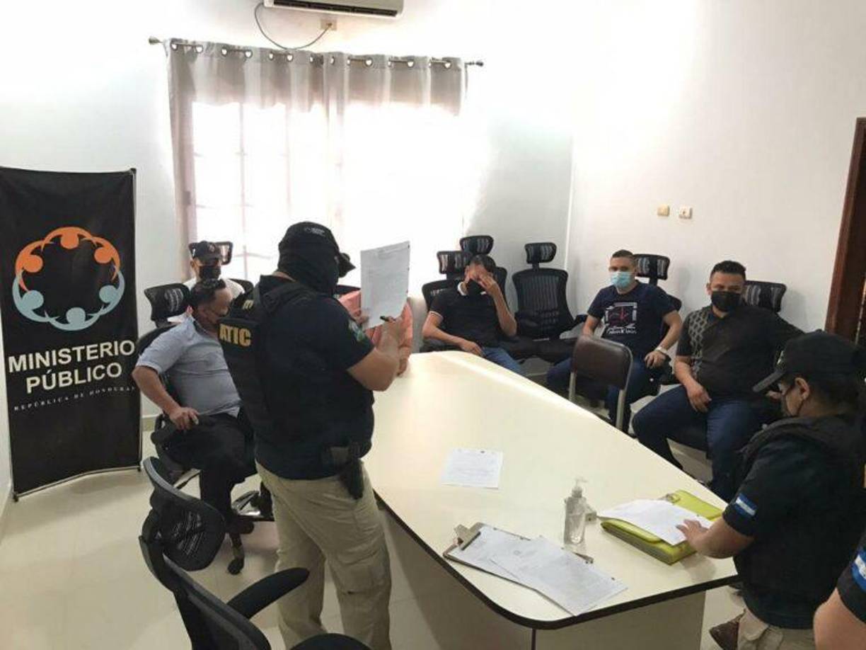 Los policías absueltos omitieron cumplir sus funciones inherentes a su función, dado que se rehusaron dar parte a la superioridad de la Policía Nacional y al Ministerio Público del hecho; además que crearon una versión alejada de la verdad, manifestado que dos personas que se conducían en una motocicleta fueron lo que ejecutaron la acción y dieron muerte al joven Erick Rafael Vallecillo Leonor.