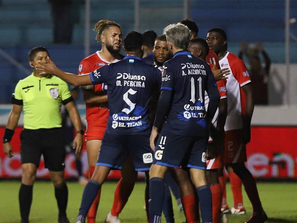 En el tramo final se sancionó un segundo penal para Motagua y se generó un zafarrancho. 