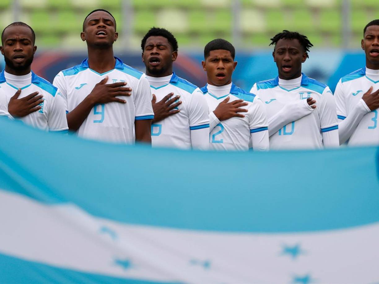 Momento en donde se entonaba el Himno Nacional de Honduras. Los chicos de la Bicolor mostraron su fevor. 