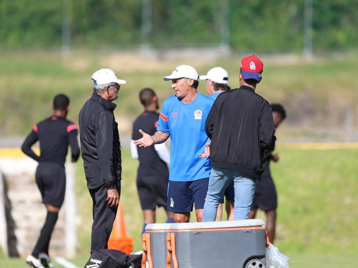 Pedro Troglio se dio el tiempo para conversar con Don Tino, motorista del Olimpia.