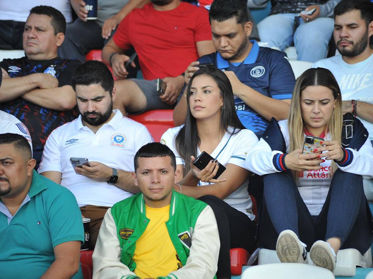 Aficionados concentrados en el sector de silla. 