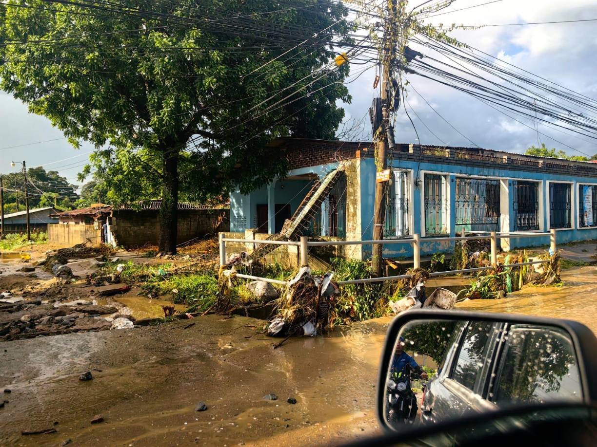 En la colonia Mangandí así quedaron las calles llenas de escombros. Aquí a tres cuadras del instituto Perla del Ulúa.