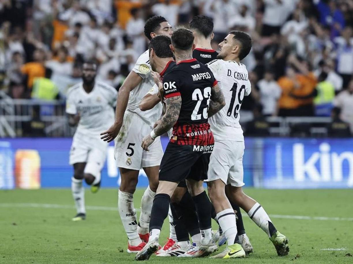 Los jugadores del Mallorca se fueron encima de Bellingham y Dani Ceballos llegó a defender al inglés.