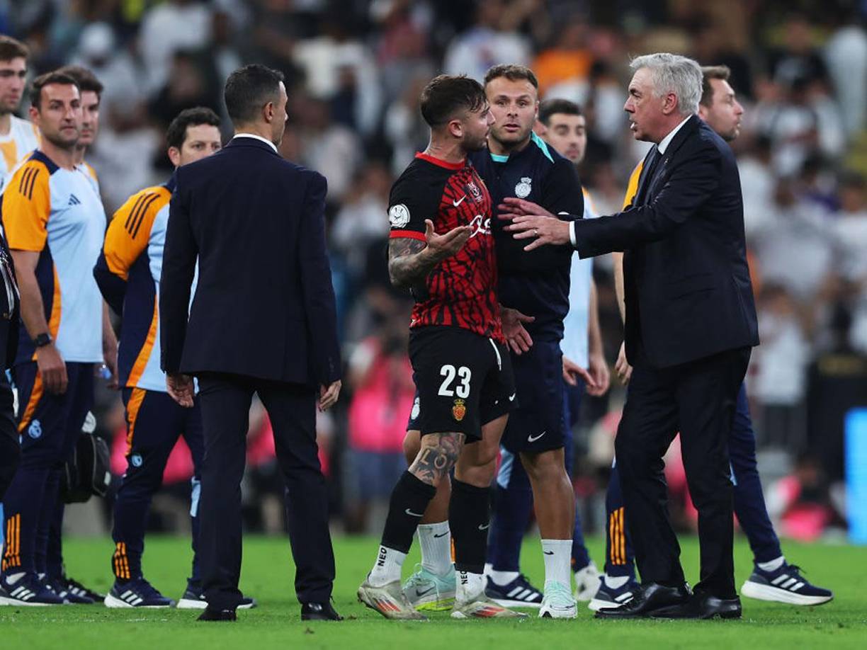 Carlo Ancelotti charló durante largos segundos con el lateral diestro del Mallorca, Pablo Maffeo, para intentar calmarlo.