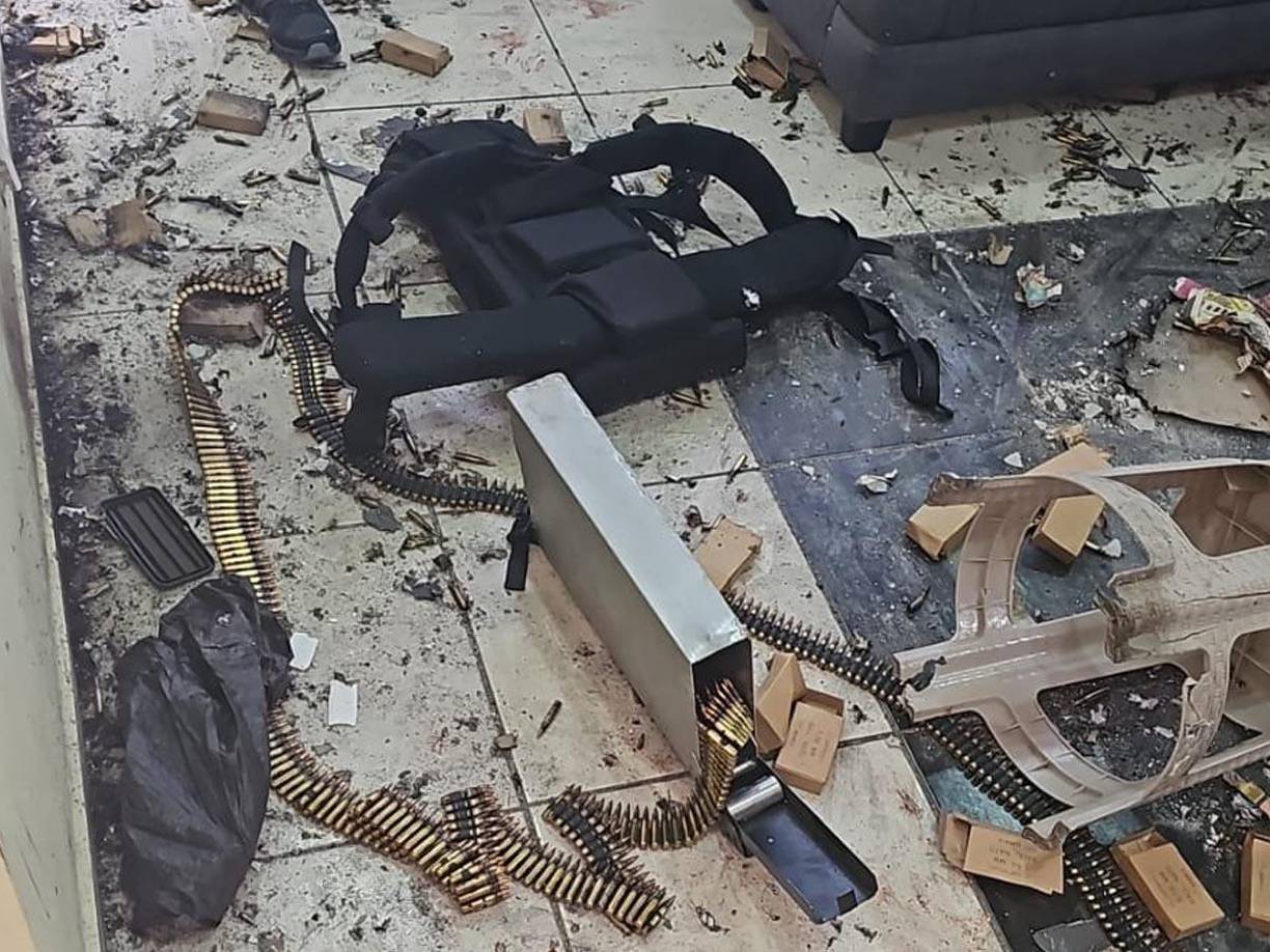 Varias armas de guerra y un lanzagranadas fueron encontrados este martes en una residencial de Villas Mackay en San Pedro Sula.