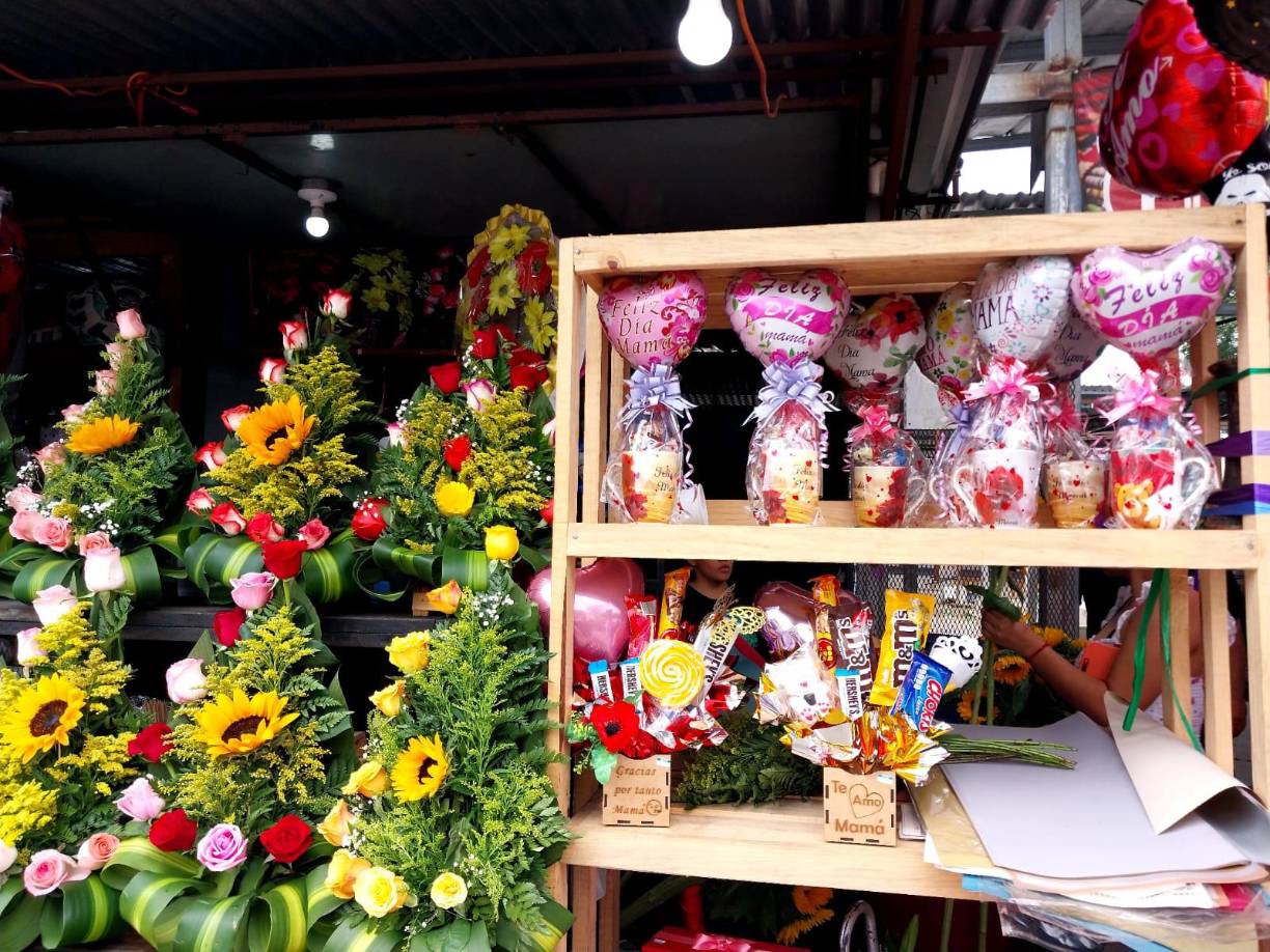 Los precios de las flores aumentan en esta época por la demanda y los costos de traída.