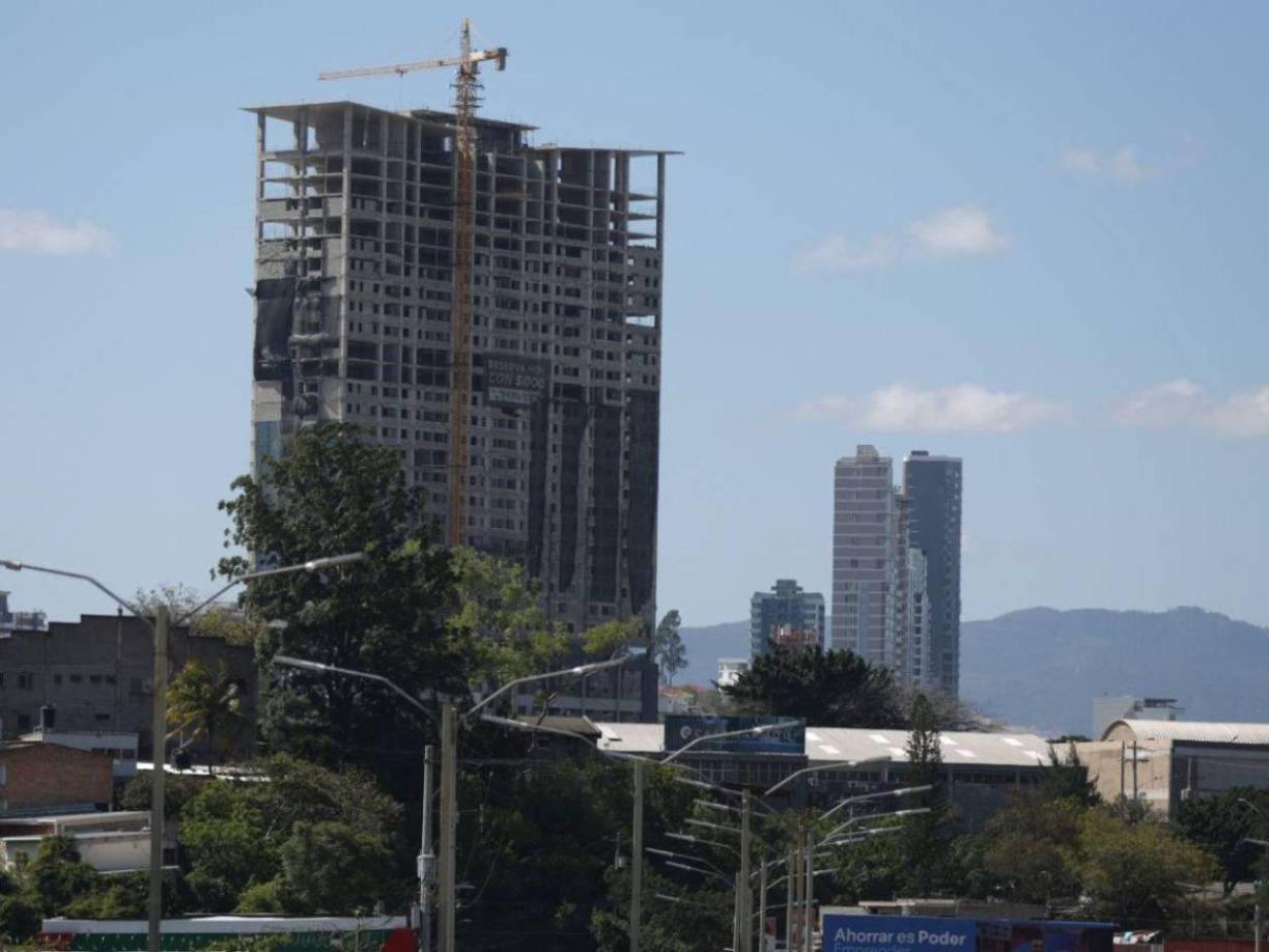 El edificio está diseñado para ser un edificio de uso mixto, con áreas para comercio, residencias, clínicas y oficinas. Este enfoque refleja una tendencia global en la arquitectura vertical, donde se busca integrar varias actividades para maximizar la funcionalidad de los espacios.