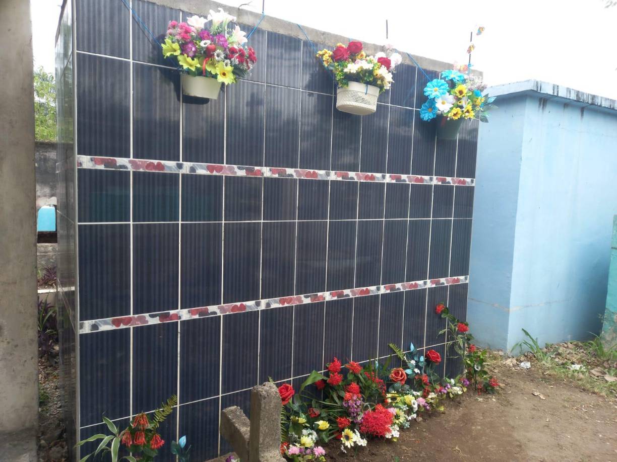 Aquí se observa los frescos arreglos florales dejados por los visitantes en las tumbas de sus seres amados. 