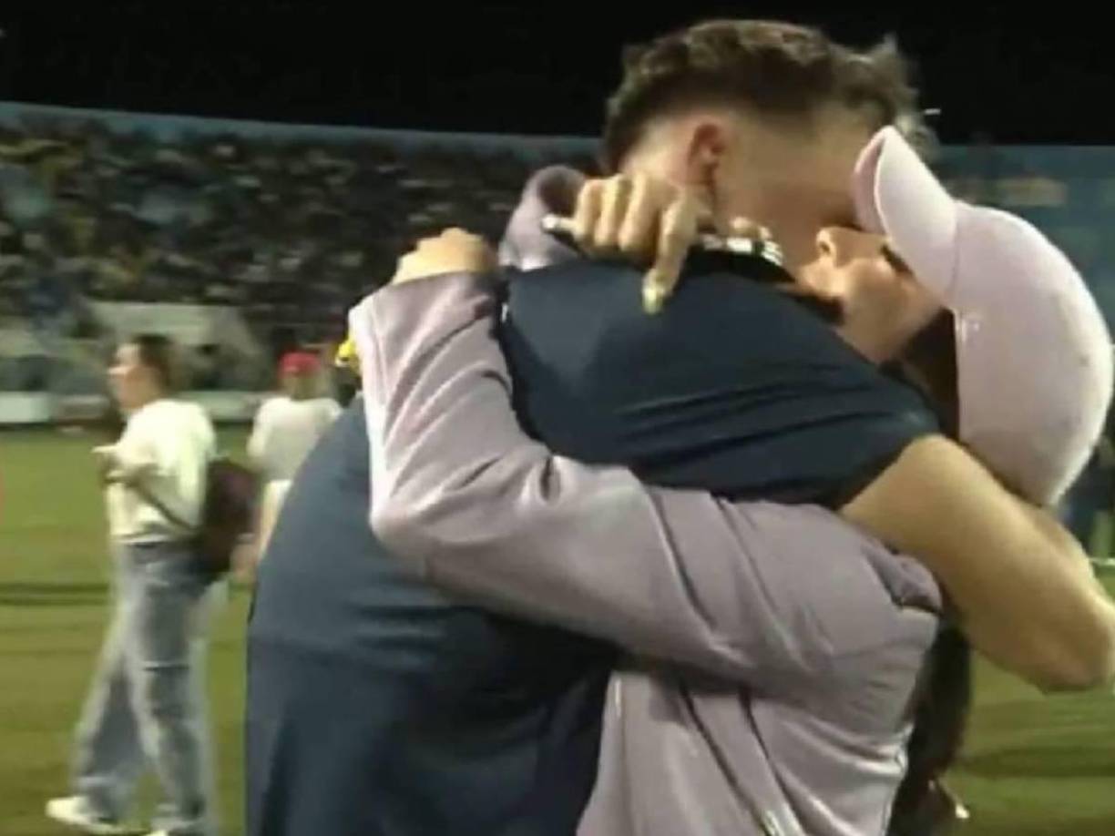 Pero el pasado mes de diciembre, justamente en la final donde Motagua se coronó campeón ante Olimpia, fue que todo se confirmó y hasta se dieron besos de manera pública.