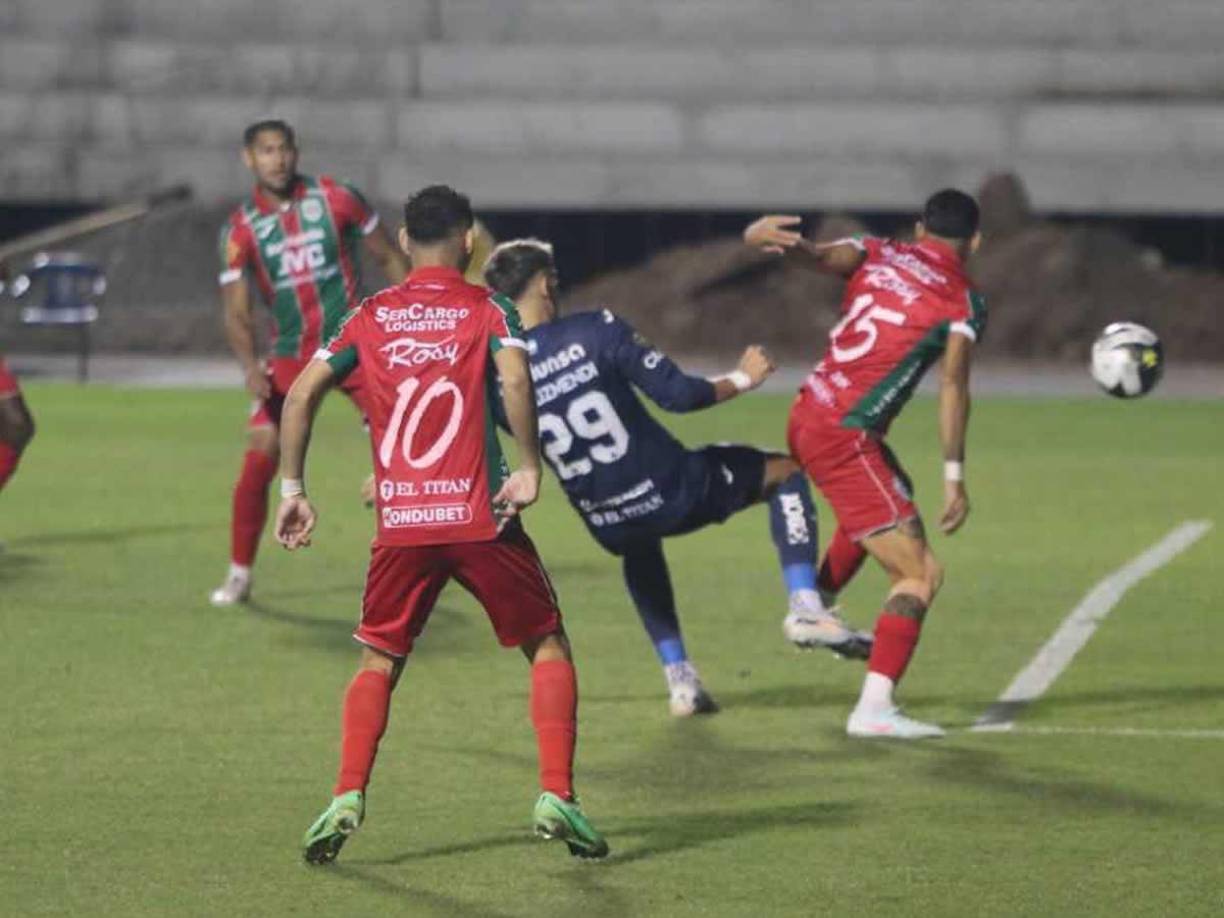 Motagua pidió penal por esta acción de Rodrigo Auzmendi con Allans Vargas.