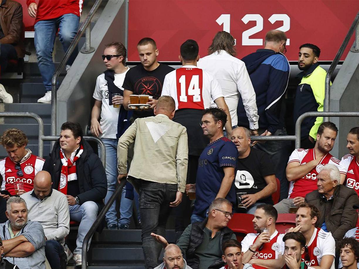 La afición comenzó a salirse del estadio y posteriormente se vino un caos. 