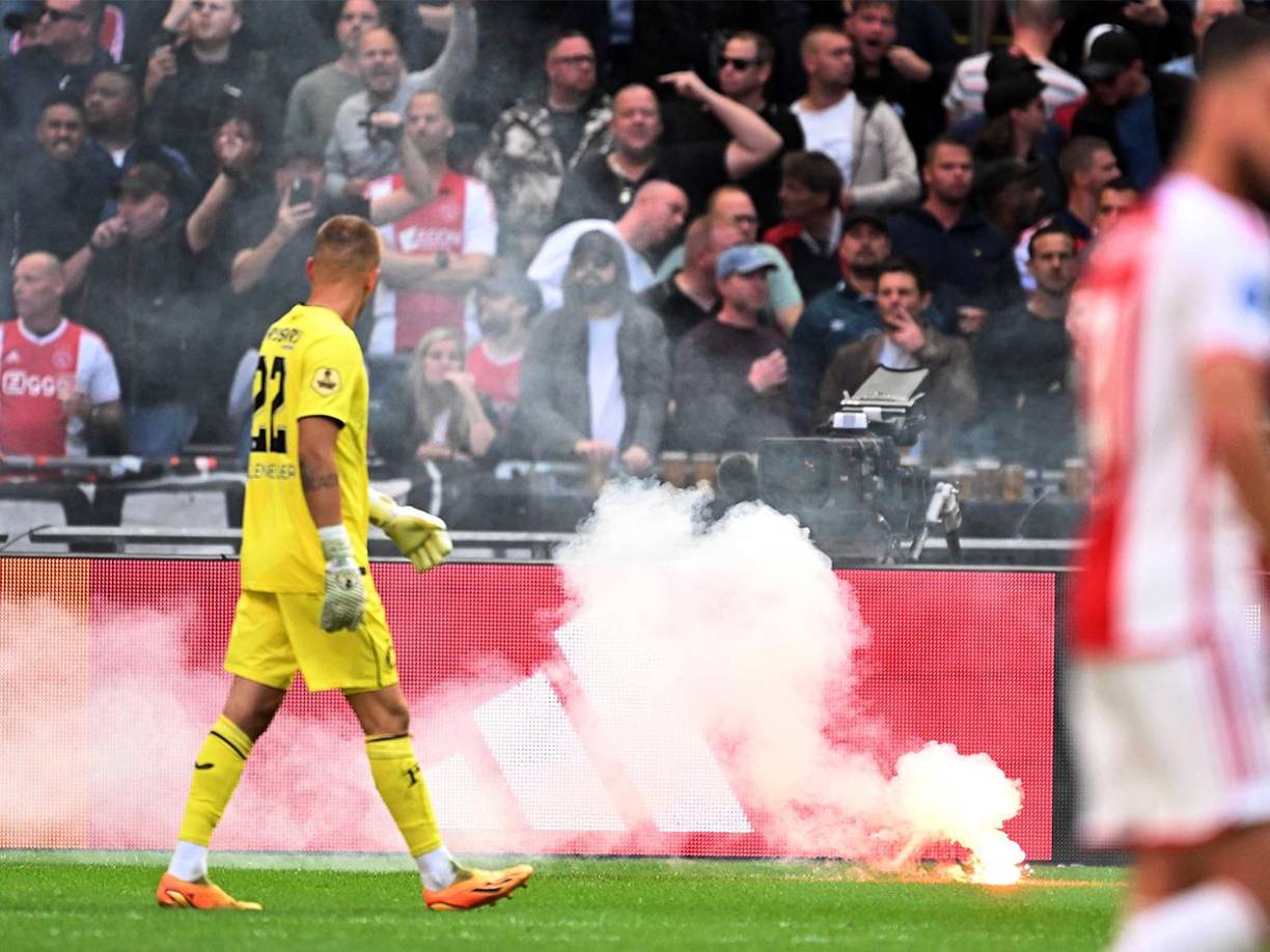 El árbitro Serdar Gözübüyük interrumpió una primera vez el partido justo antes del descanso por la presencia de fuegos de artificio en el césped, lanzados por los aficionados locales.