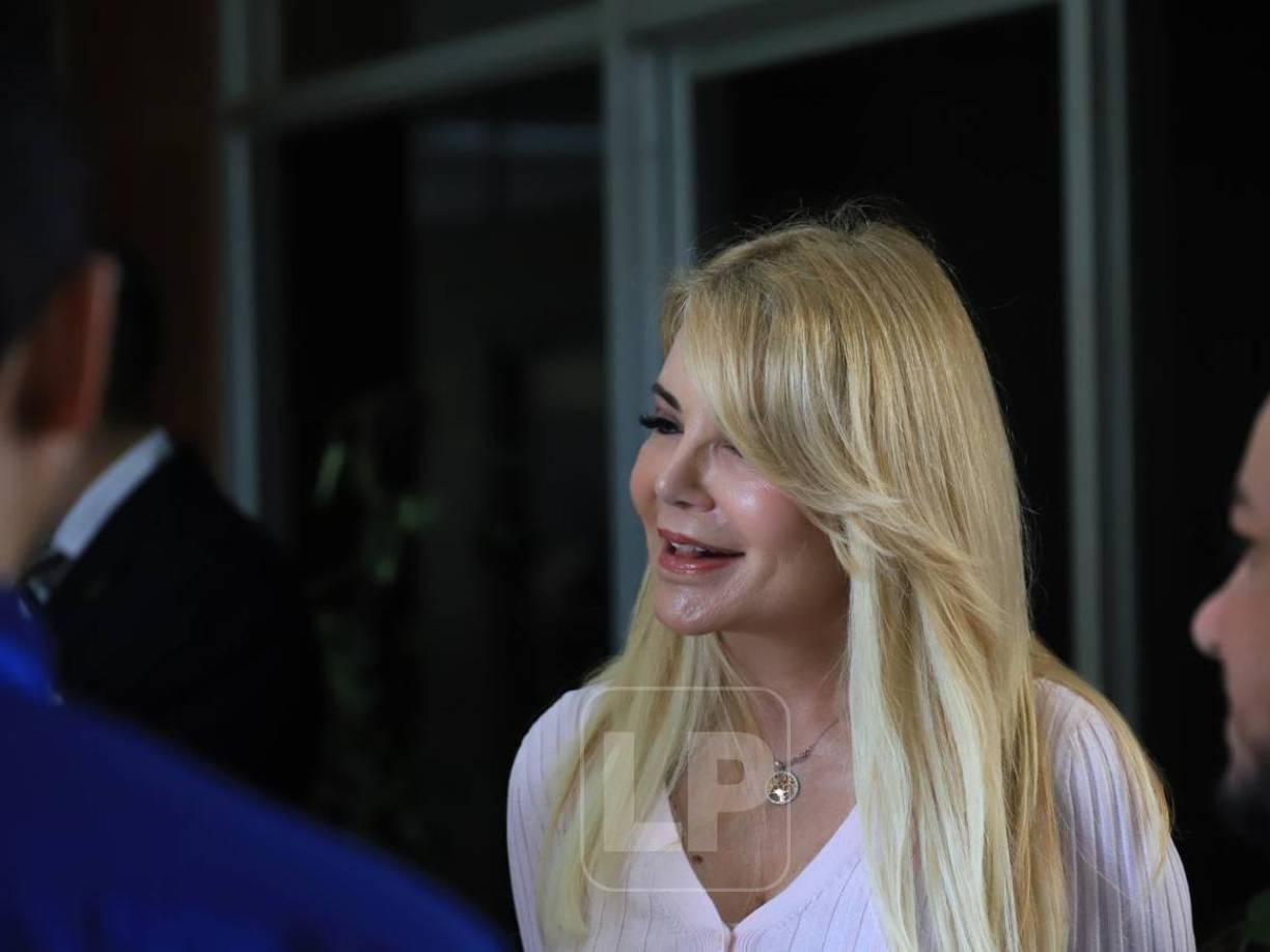 Nacida en Madrid, en 1963, Aguas Santas Ocaña Navarro es recordada en Honduras por su proyección social especialmente con los más desprotegidos. Mientras era primera dama, solía ser vista recogiendo menores en las calles de San Pedro Sula y la capital Tegucigalpa para ayudarles. 