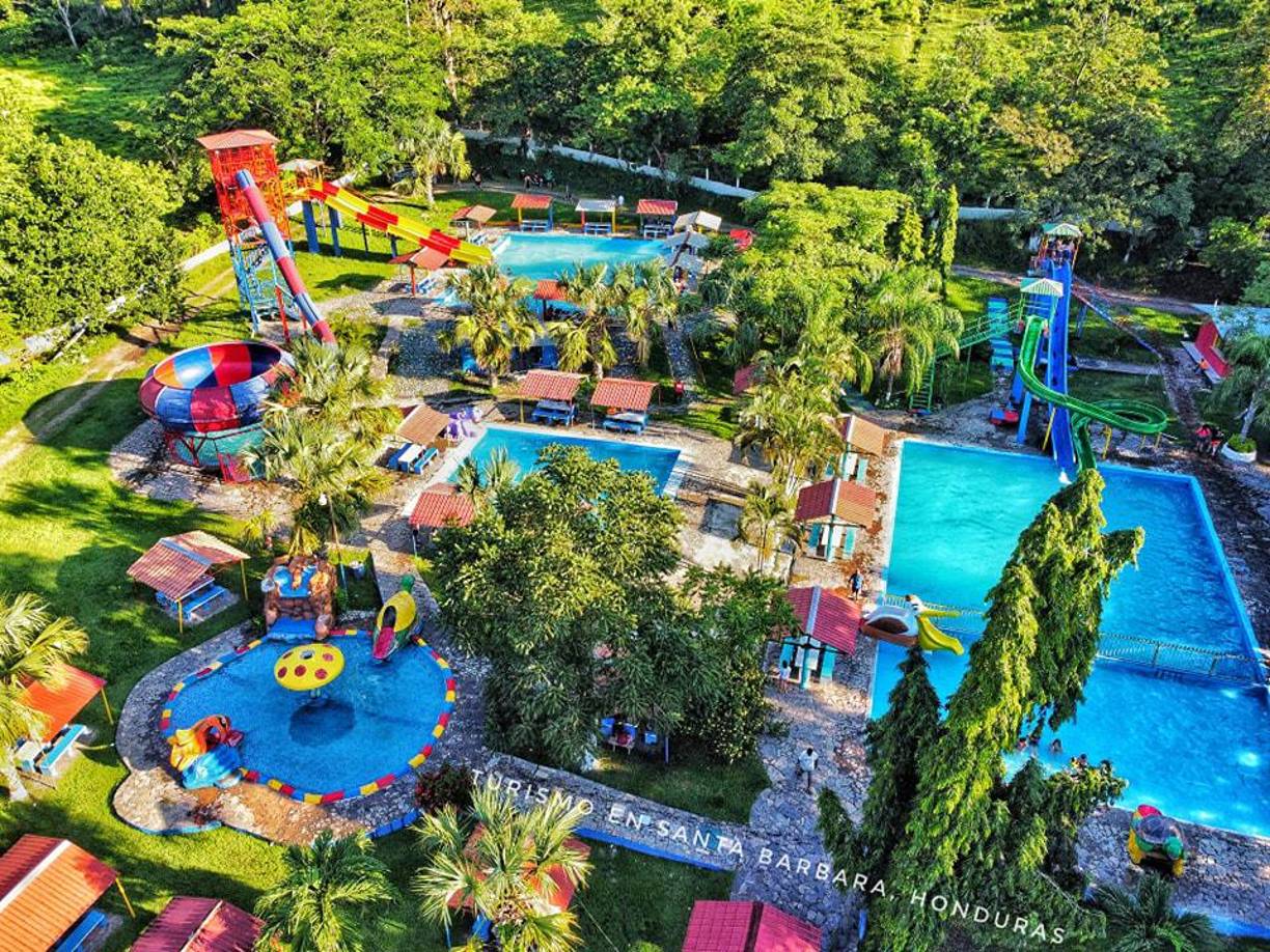 <b>Balneario y Hacienda Santa Rosita es un atractivo de la comunidad de</b> Santa Rosita, Gualala, Santa Bárbara. Aquí no solamente puedes disfrutar agua fresca y múltiples piscinas para niños y adultos, sino también venta de exquisita comida al estilo catracho con el sazón inigualable de los “patepluma”.