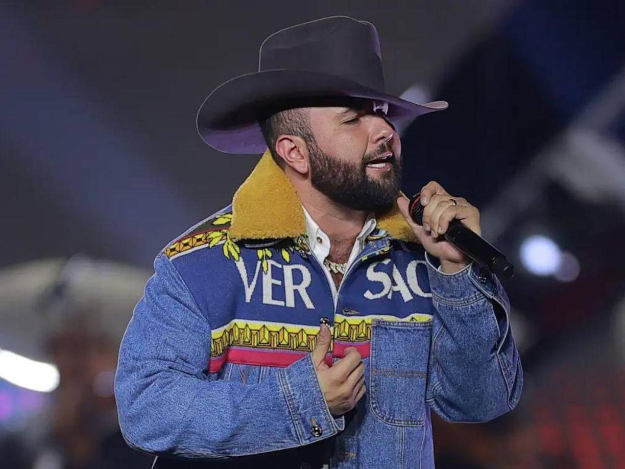 León asegura que no tiene fines de semana libres, por lo que utiliza sus shows como una manera de pasarla bien, además de que asegura tener otro “feeling” con alcohol sobre el escenario.