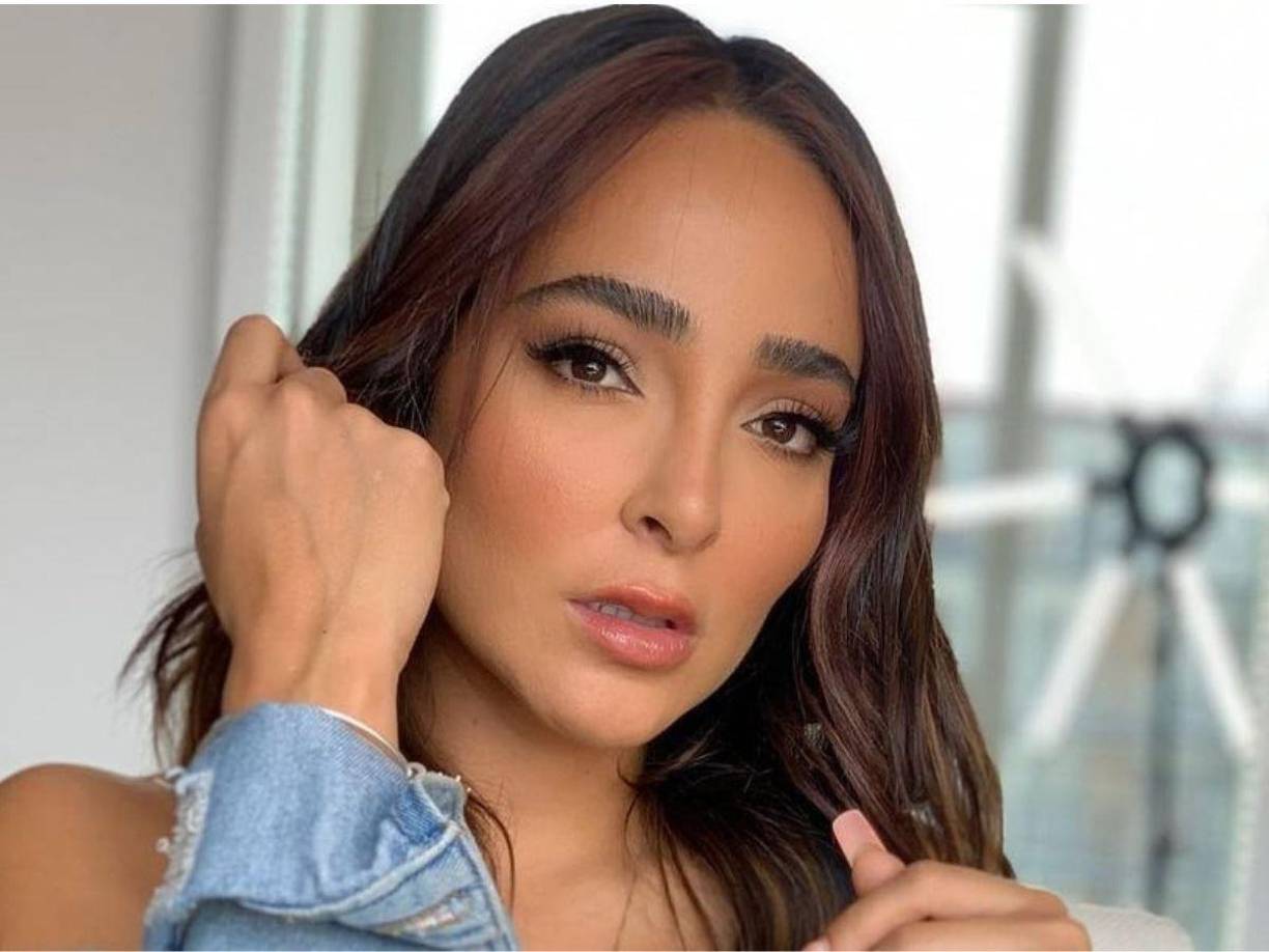 “Sigo en tratamiento, ya estoy mucho mejor, pero sigo en tratamiento, lo que pasa es que podría operarme pero ya me da pavor meterme algo, entonces estoy con medicamento y así ir deshaciendo el producto, paciencia, (el tratamiento sería) como una blefaroplastia, que me abrieran, pero no sabemos si el producto está regado o no, entonces podría salir peor, es como una moneda al aire, entonces prefiero poco a poquito”, expresó Manelyk González, quien en entrevistas anteriores ha señalado que esta situación la hizo temer por su salud y por su carrera.