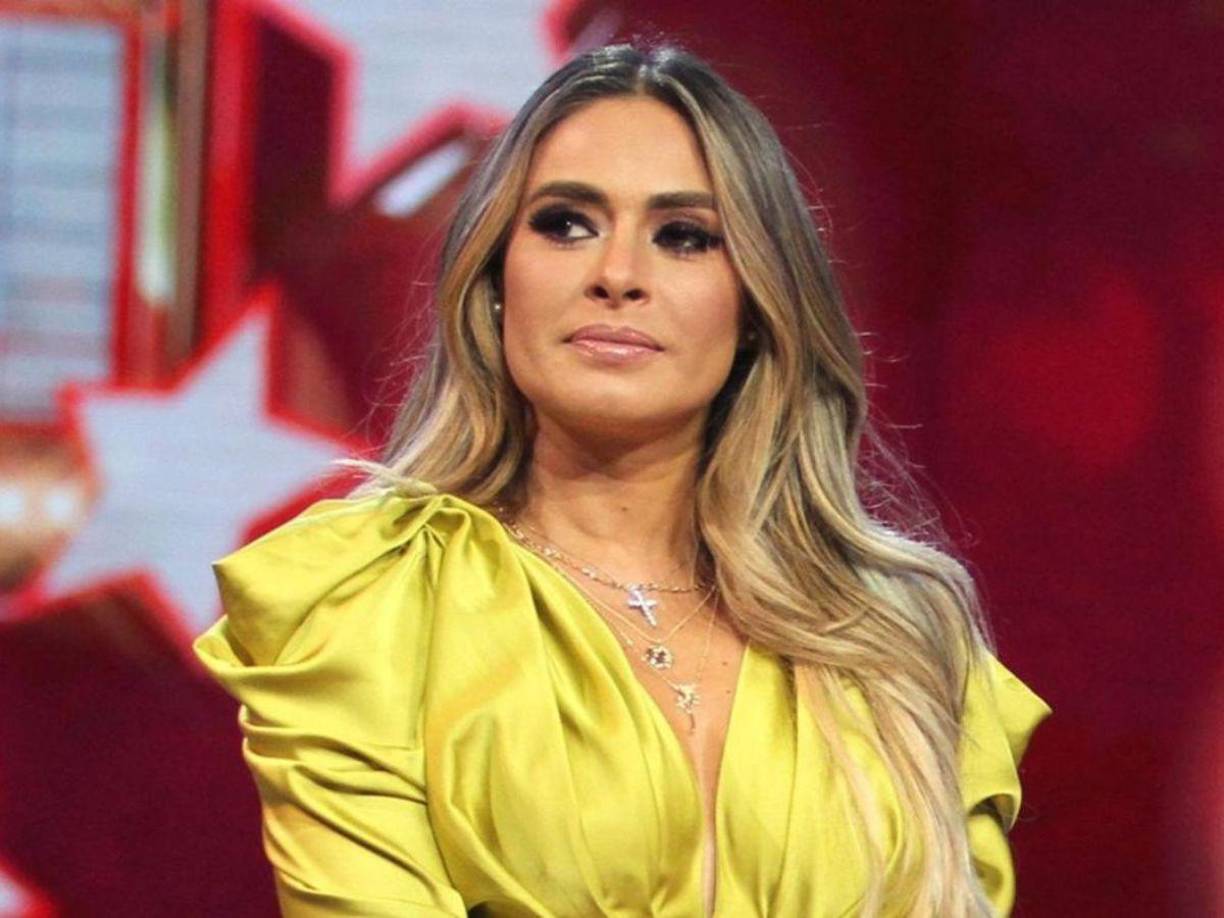 “Solo voy a estar unos minutos. Me tengo que ir al doctor”, comentó Galilea con visible molestia, dejando claro que su condición no le permitía continuar con la conducción habitual del programa.