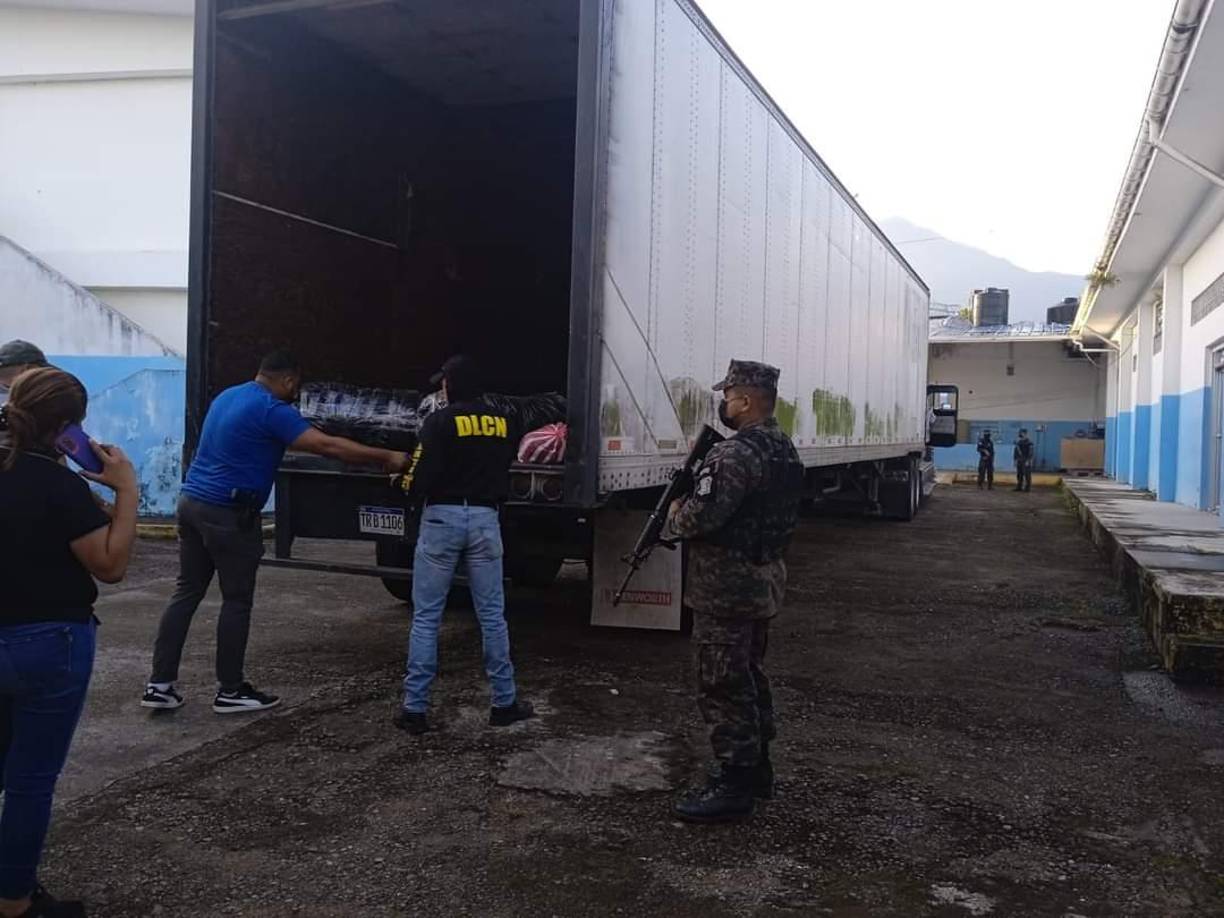 También fue detenida la señora Jeny Margarita Manzanares Martínez, quien es pareja del conductor del tráiler.