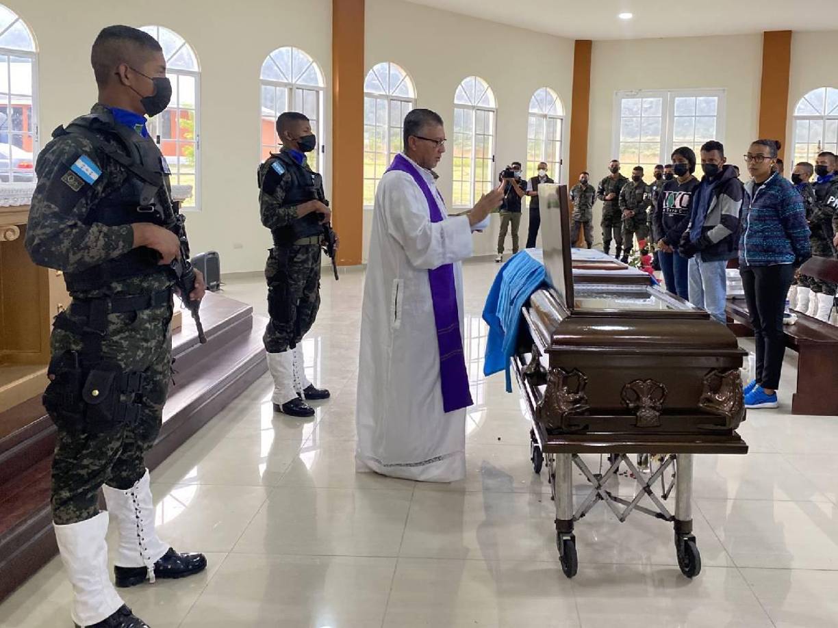 La misa de cuerpo presente se llevó a cabo en las instalaciones de la capilla de la Policía Militar del Orden Público (POMP).