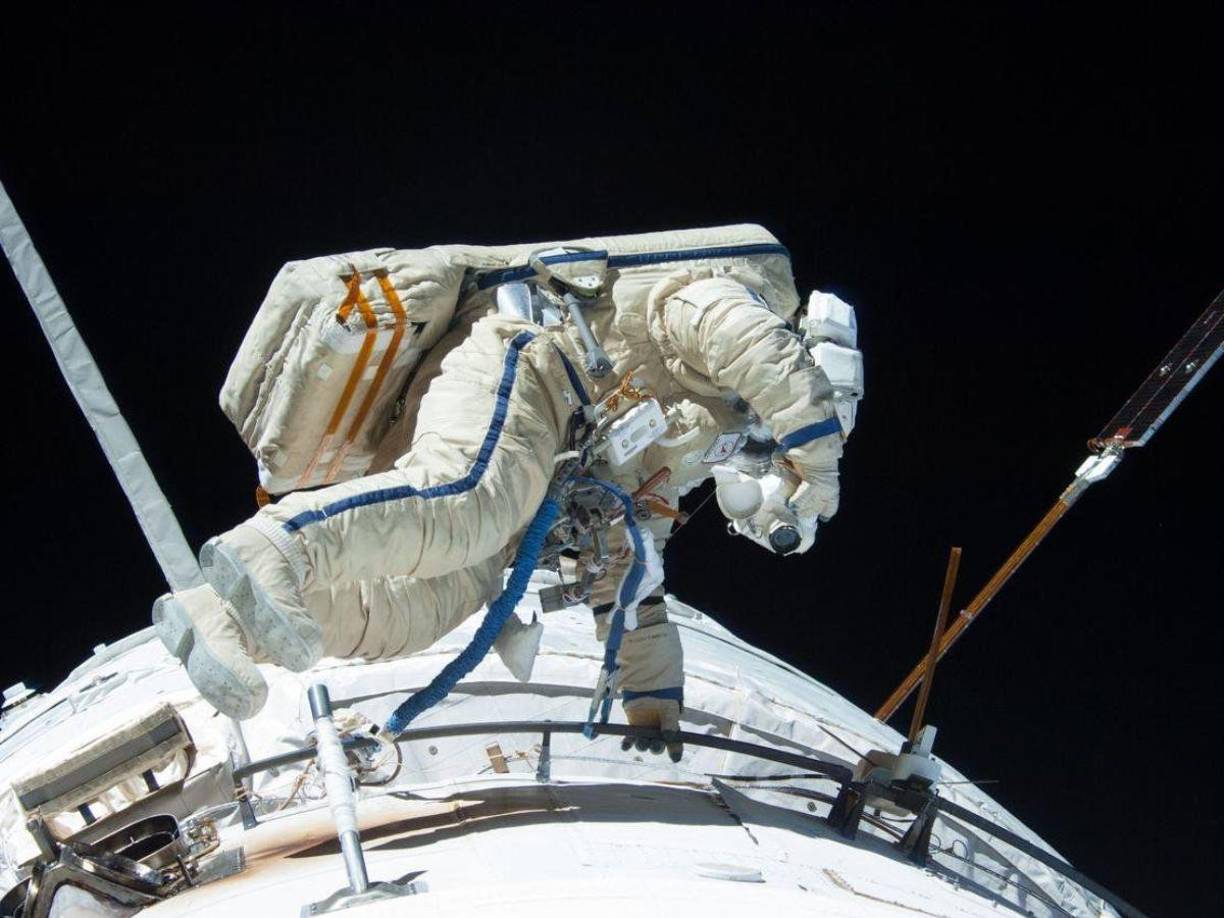 Dos astronautas de la NASA emprendieron un viaje al espacio el 1 de noviembre y olvidaron una bolsa de herramientas en el espacio, ahora flota en espacio internacional.