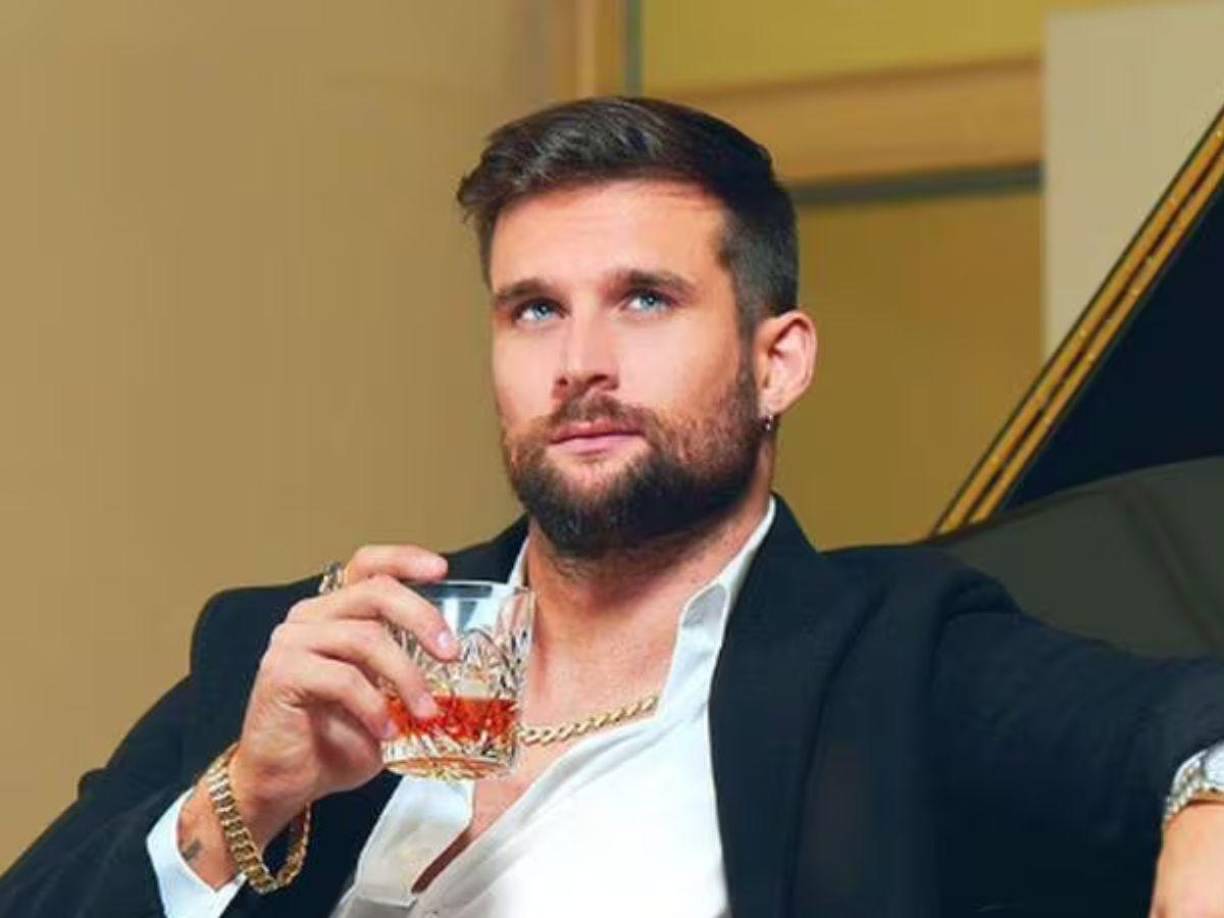 Clovis Nienow: Es un actor y modelo mexicano que se hizo conocido por participar en algunos realities.