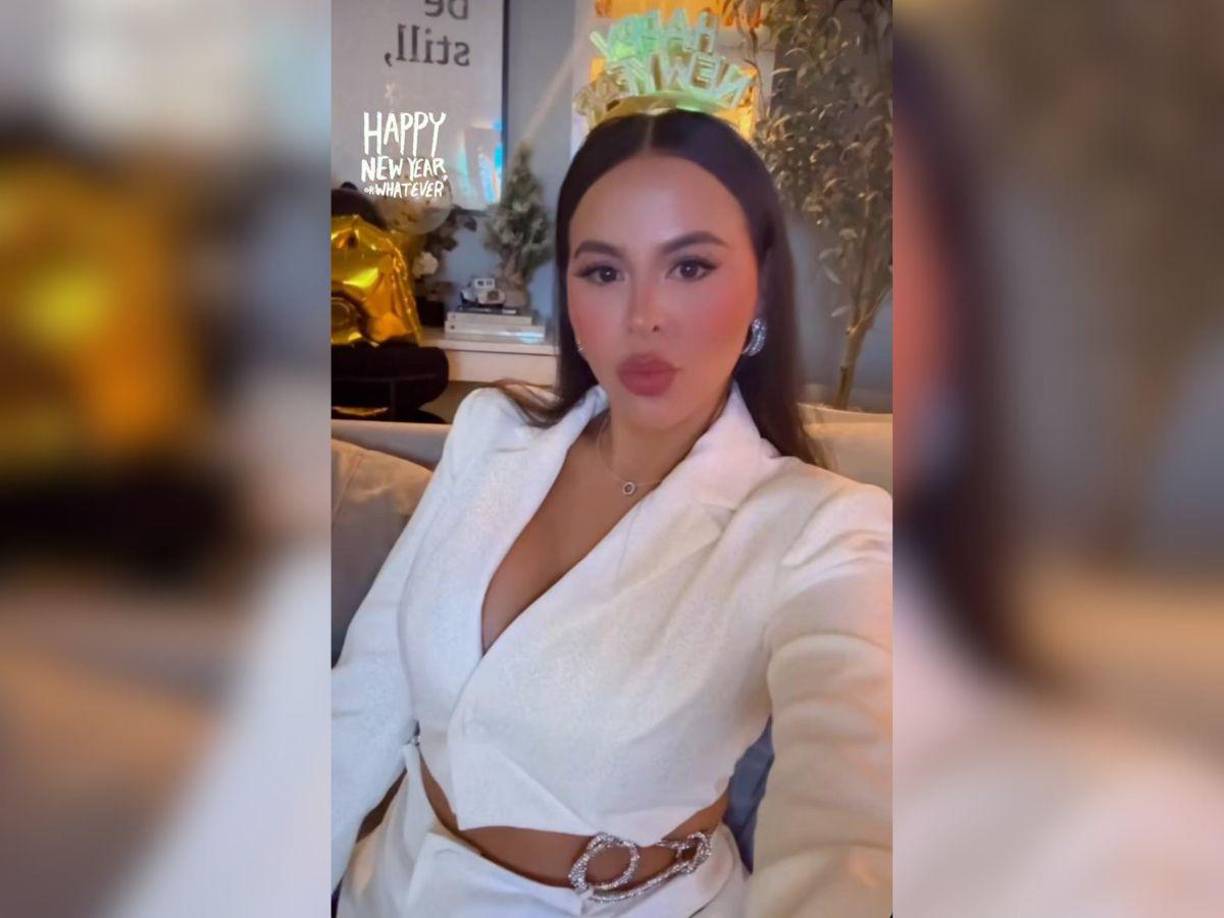La influencer Ana Alvarado lució un conjunto en color blanco.