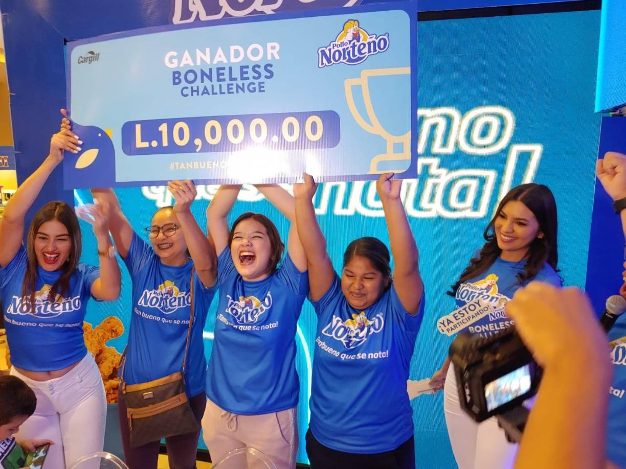 Este grupo de chicas fue el ganador, pues fueron las que más <i>boneless</i> comieron. 