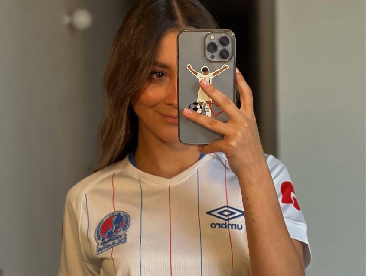 Además del Real Madrid, es una furibunda aficionada del Olimpia y de la Selección de Honduras. “Cuando estaba pequeña si el Olimpia perdía una final el domingo yo el lunes no iba a la escuela, así de fanática soy”, contaba en una entrevista años atrás.