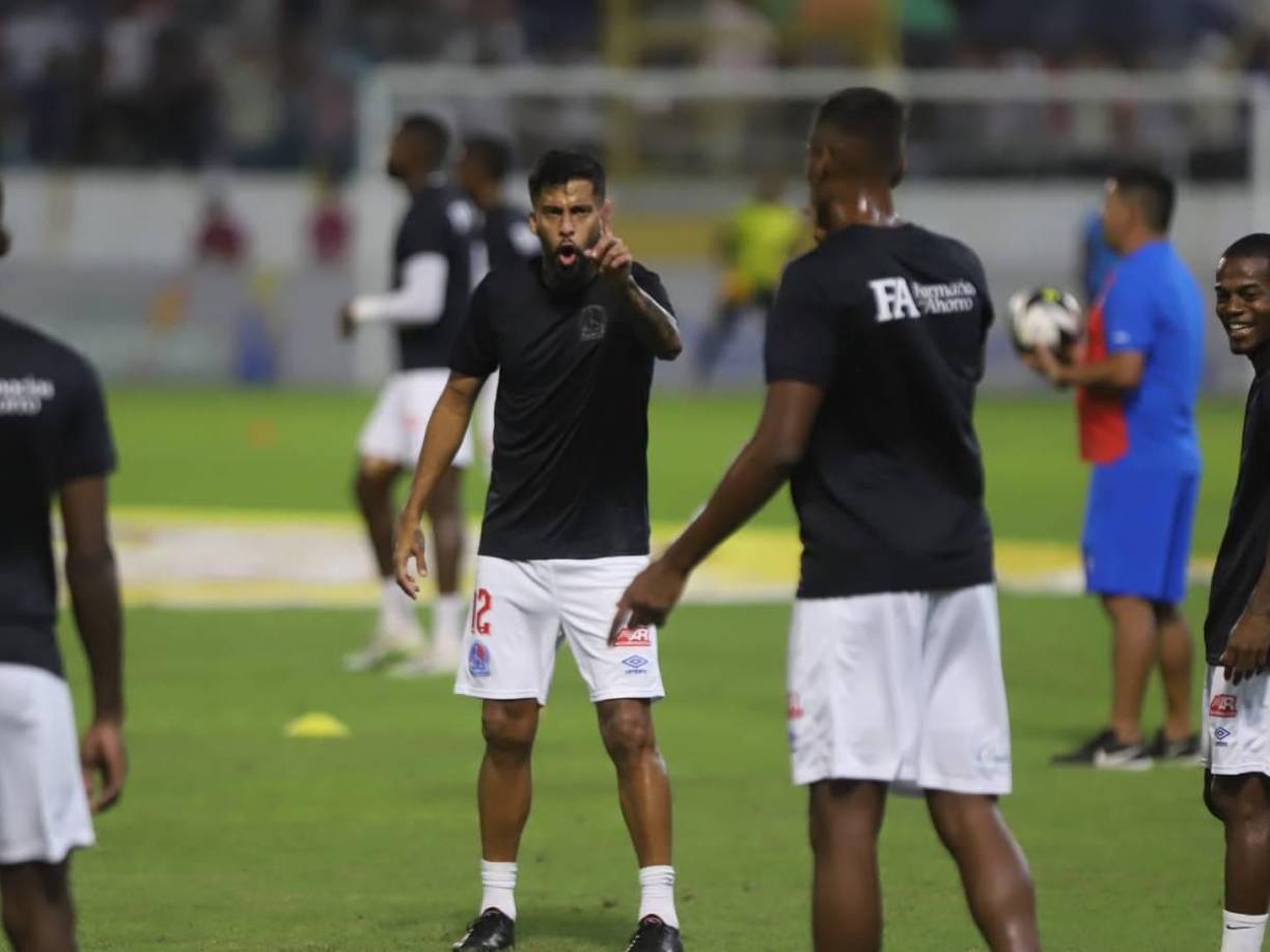 Gabriel Araújo celebra un año más de vida y fue captado enojado durante los ejercicios de calentamiento. 