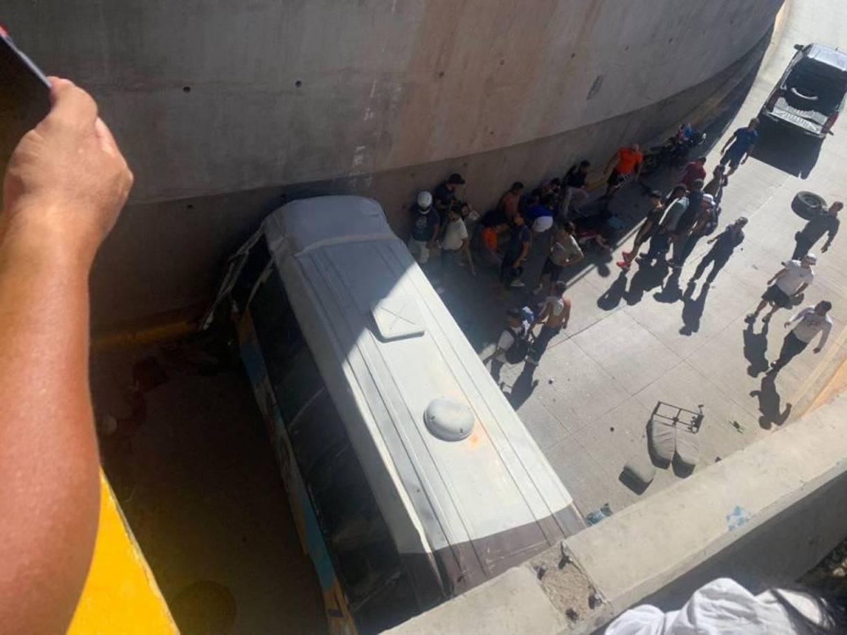 El bus venía de la Unah cuando trató de hacer el giro para El Trapiche.