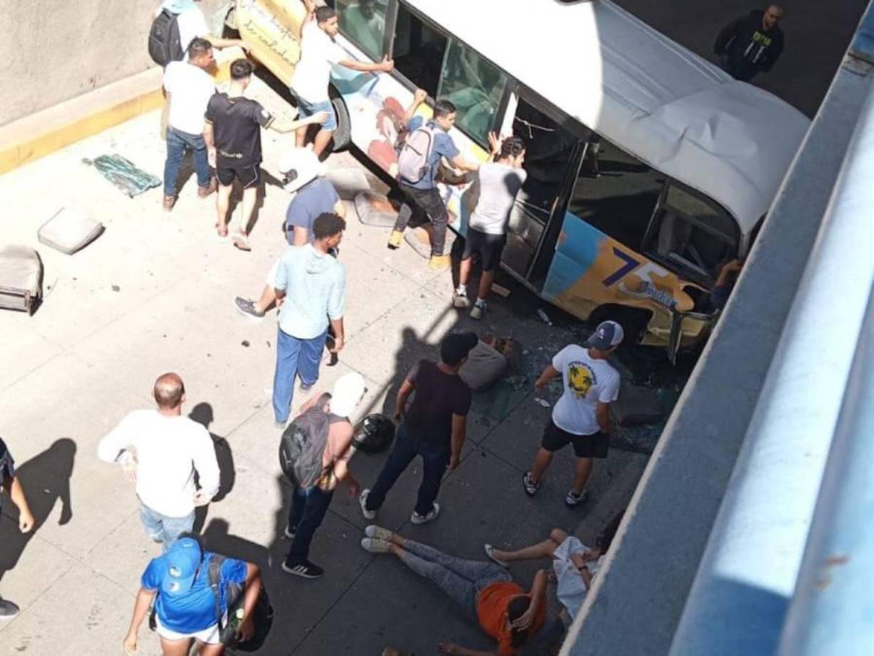El conductor del bus cayó dentro del túnel de paso a desnivel en el bulevar Suyapa.