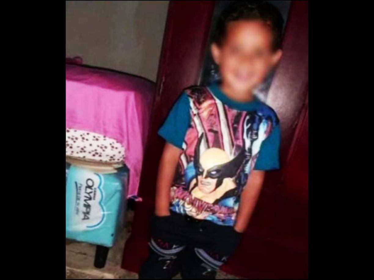 Cuando se dio cuenta de que el menor yacía muerto, se llevó su cuerpo a la casa, pero, en complicidad con su pareja, según habitantes, lo sepultaron en una fosa en una zona montañosa.