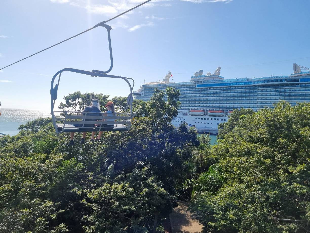 El teleférico se eleva sobre el puerto. Hay una vegetación natural en su entorno, que solo desde aquí se puede disfrutar. Los turistas también pueden ver el crucero en el que viajan en todo su esplendor desde lo alto.