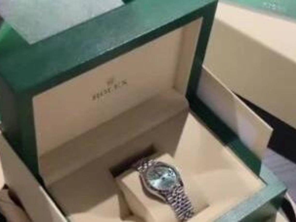 También le mostró a sus seguidores un reloj de Rolex Datejust de brazalete plateado y carátula de un tono verde pálido. Aunque no sabemos los detalles exactos del de Yailin, los estilos de Rolex parecidos a menudo cuestan más de $10,000.
