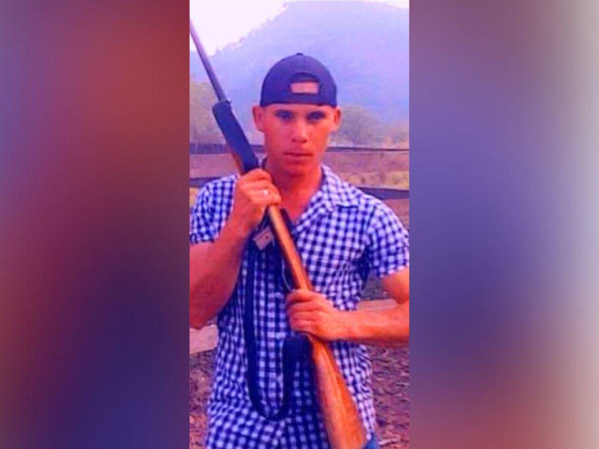 Una tercera persona, un hombre, también fue asesinado en el hecho, según informes, aunque no ha sido identificado. 