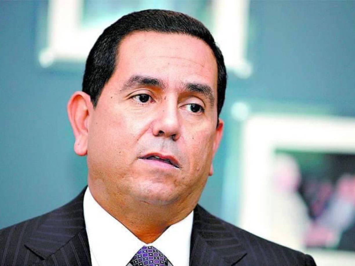 El diputado por el Partido Nacional, Antonio Rivera Callejas, anunció este lunes en sus redes sociales su salida del país por un problema de fuerza mayor, a pocos días de haber sido agredido por los colectivos del Partido Libertad y Refundación (Libre) en el Congreso Nacional.