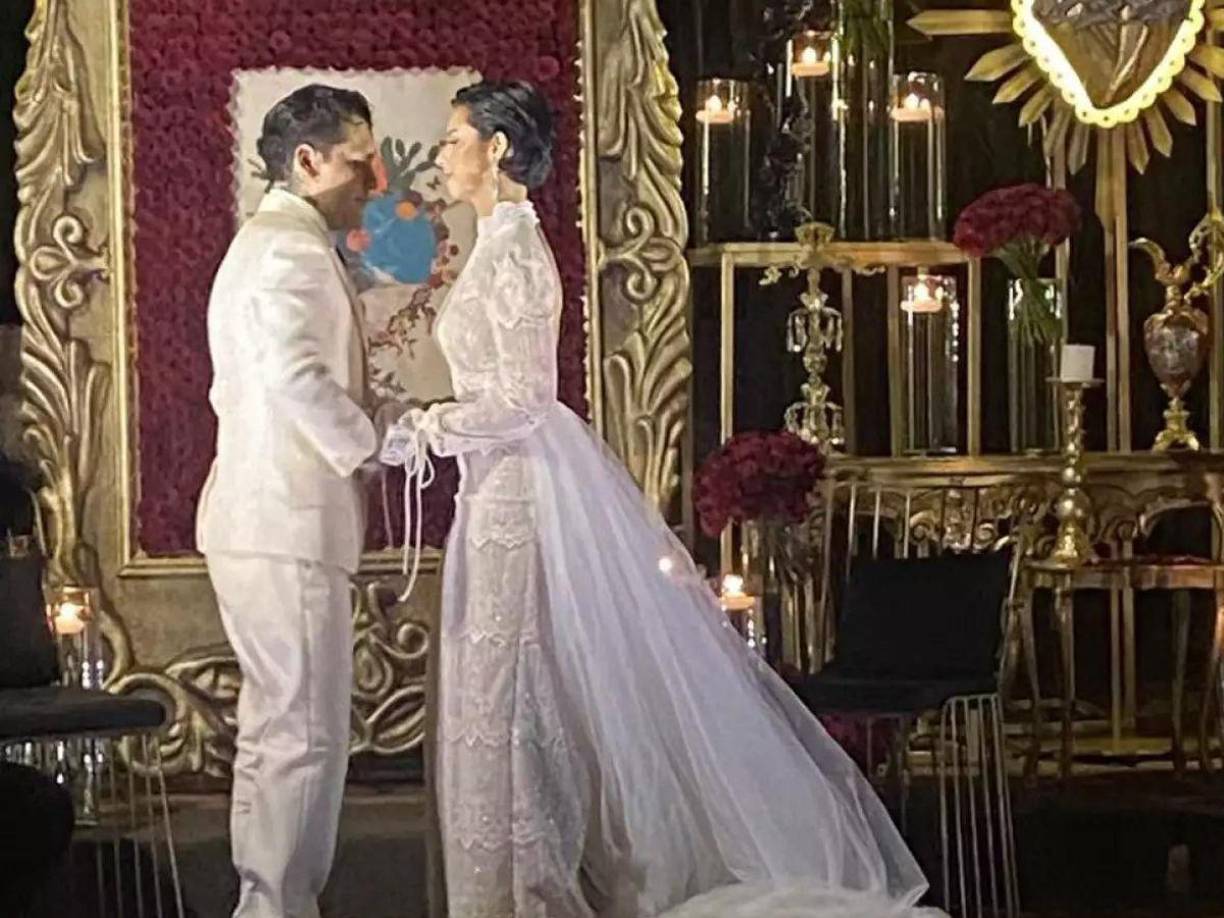 Esta unión se llevó a cabo en una exclusiva ceremonia a la que únicamente asistieron los seres queridos de la pareja, aunque hubo una persona que brilló por su ausencia: Amely, la hermana menor del cantante, que hoy se sabe, podría no estar de acuerdo con las decisiones que se han tomado en su familia.