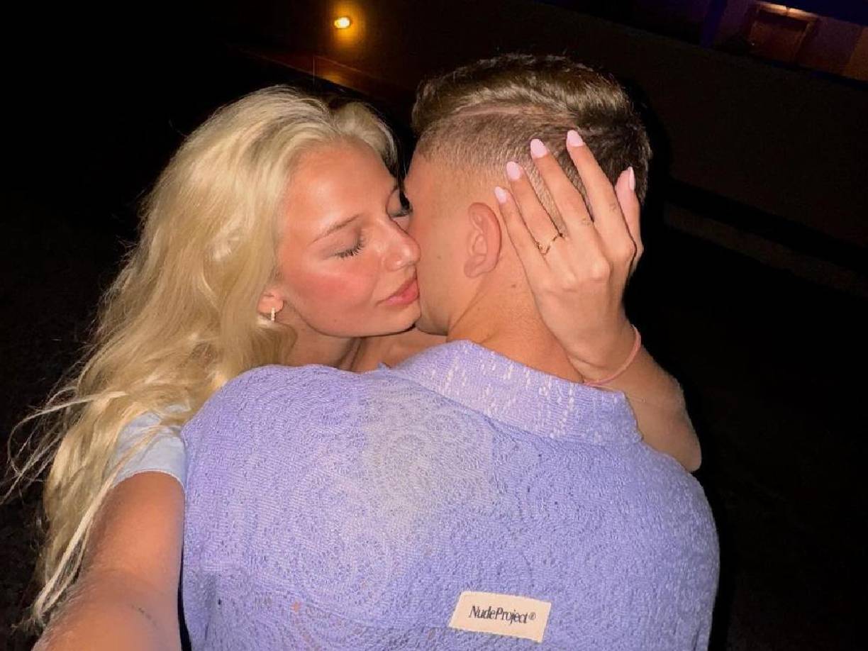 Y es que, en una de las últimas fotografías, el jugador del Barcelona aparece con una hermosa chica y se conoce su identidad.