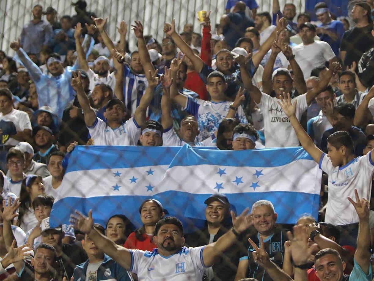 Aficionados hondureños abarrotaron el estadio Nacional Chelato Uclés para el Honduras vs México. 