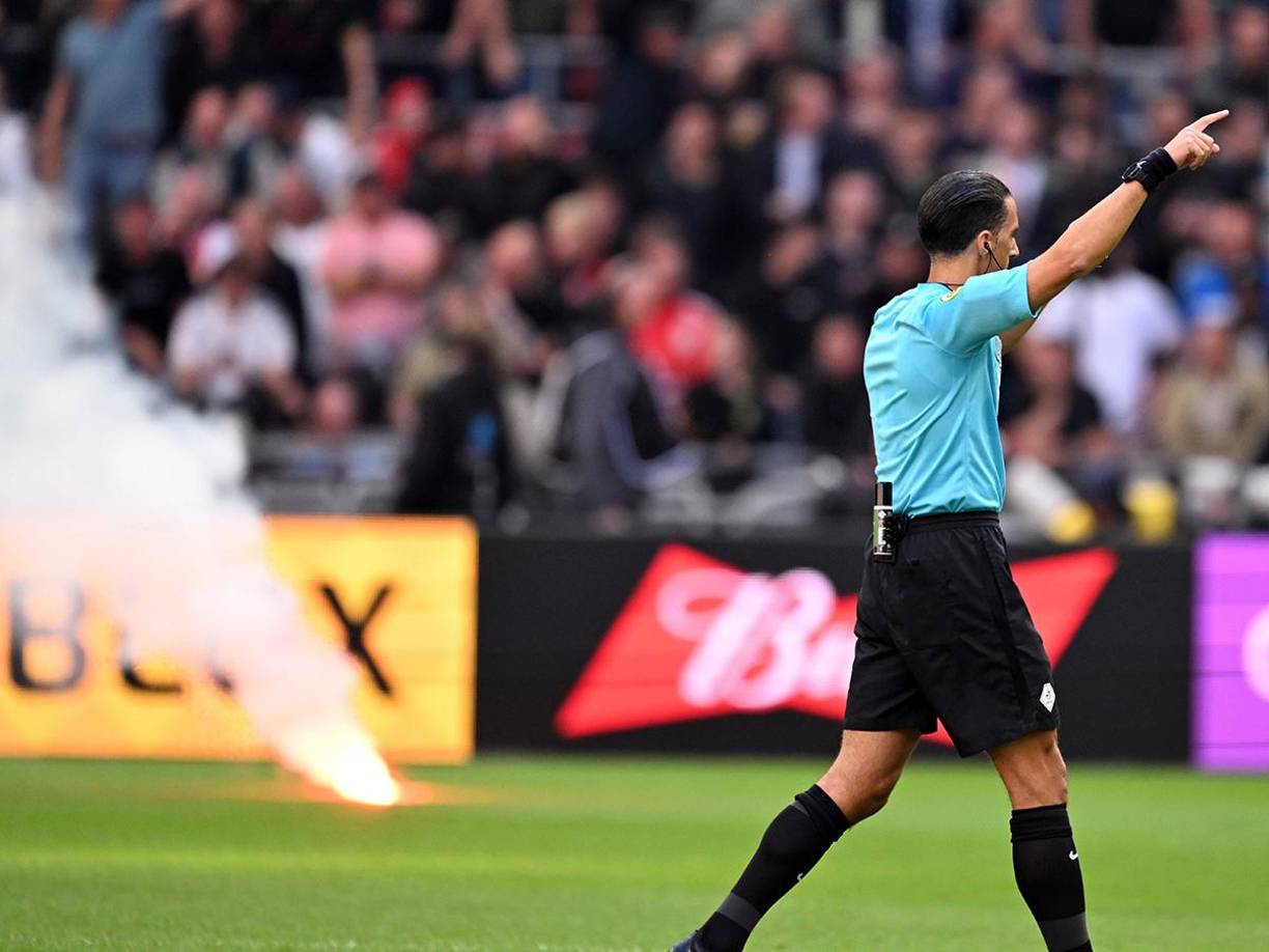 El árbitro Serdar Gözübüyük tomó la decisión de suspender el clásico Ajax vs Feyenoord.
